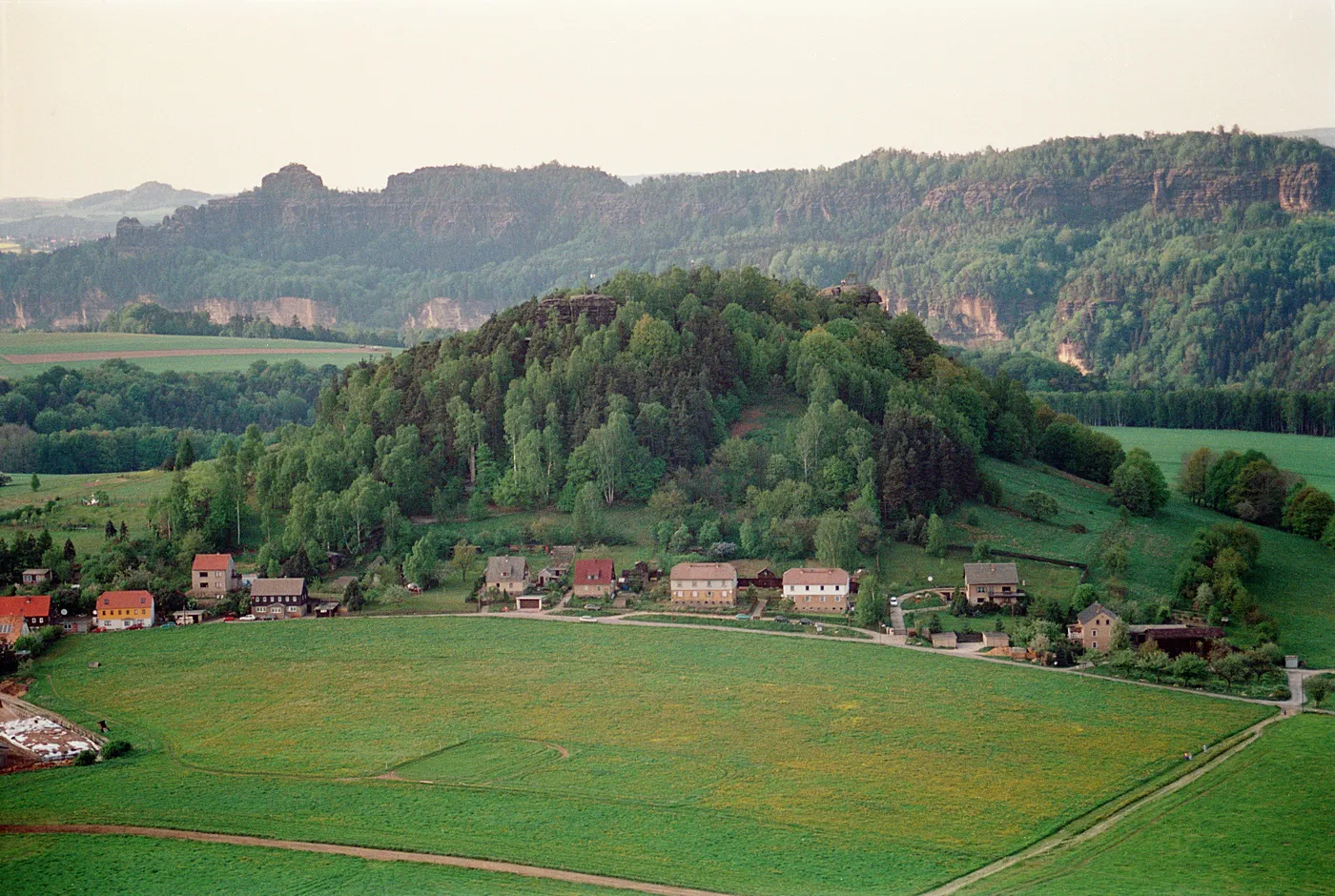 Photo showing: own picture, taken in 1998

mountain Kaiserkrone in Saxony Swiss
picture taken from the neareby mountaon "Zirkelstein"