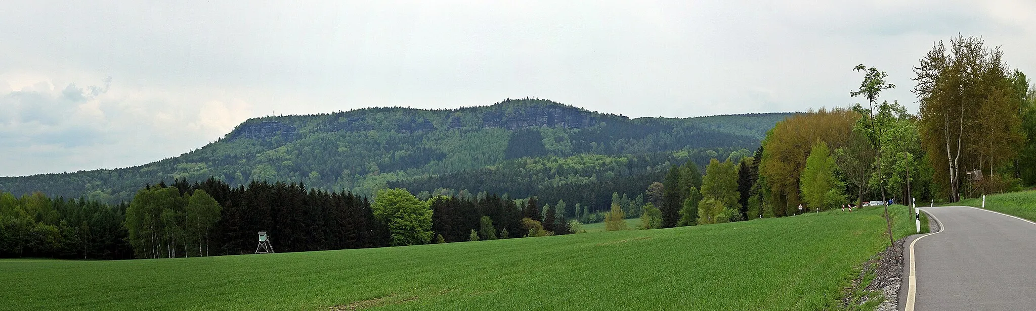 Photo showing: view from north-west to the Kleiner Zschirnstein (473 metres), a table mountain in the Elbe Sandstone Mountains.