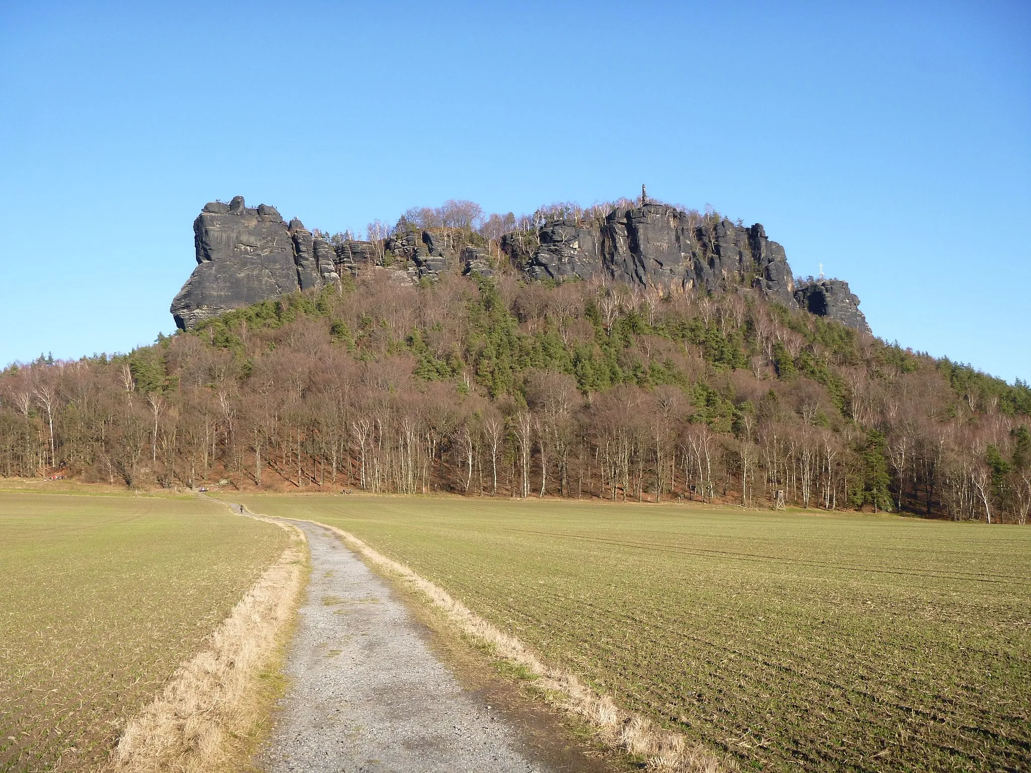 Photo showing: Lilienstein mit Nord-West-Spitze, Wettinobelisk und Funkturm. Der Weg im Bild führt von Ebenheit, Halbestadt, Königstein zum Lilienstein.