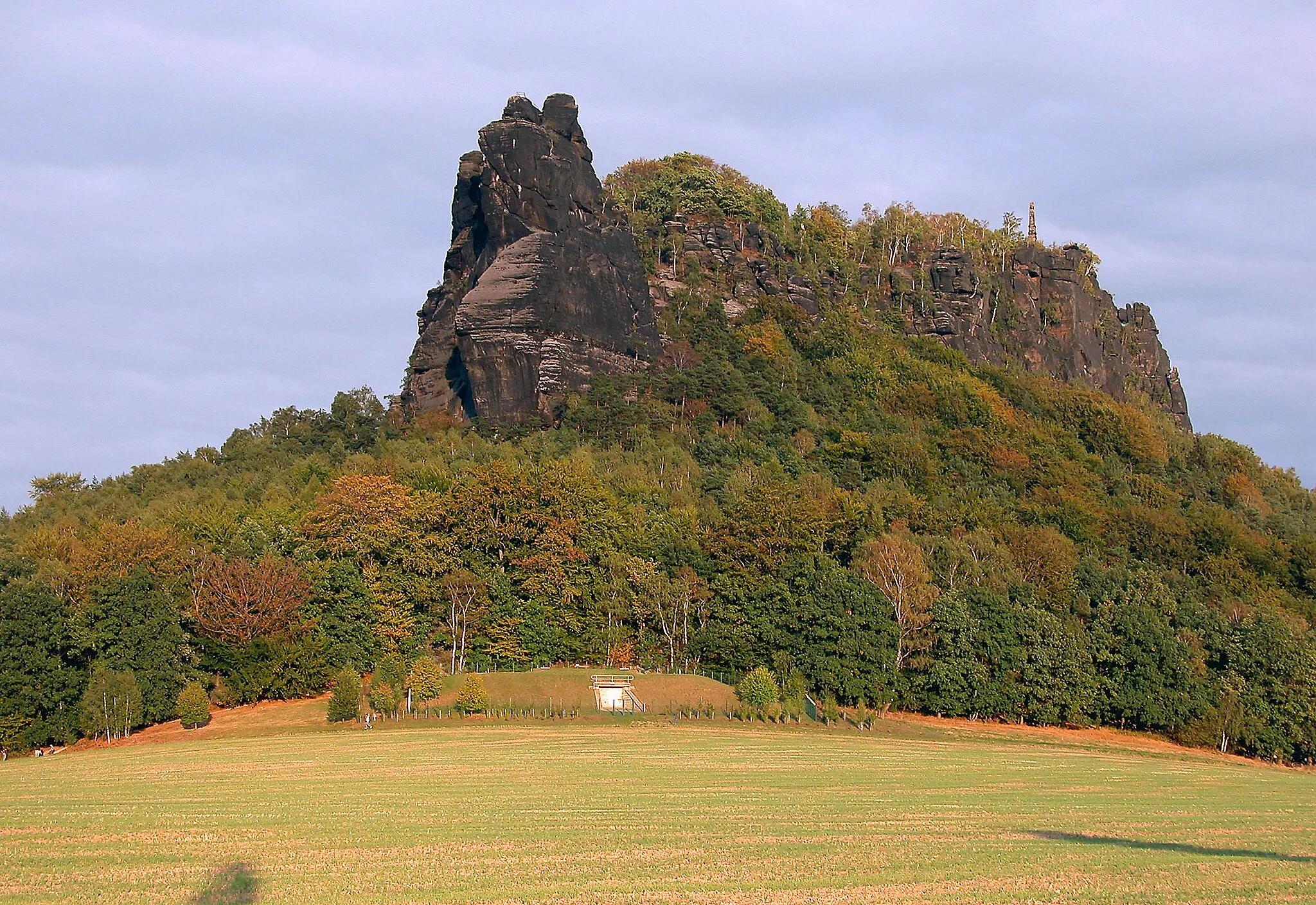 Photo showing: 23.09.2003   01804  Ebenheit/Porschdorf (Bad Schandau): Nationalpark Sächsische Schweiz. Der Lilienstein (GMP: 50.930371,14.084383) von Südwesten.                                                                                            [DSCN]20030923250DR.JPG(c)Blobelt