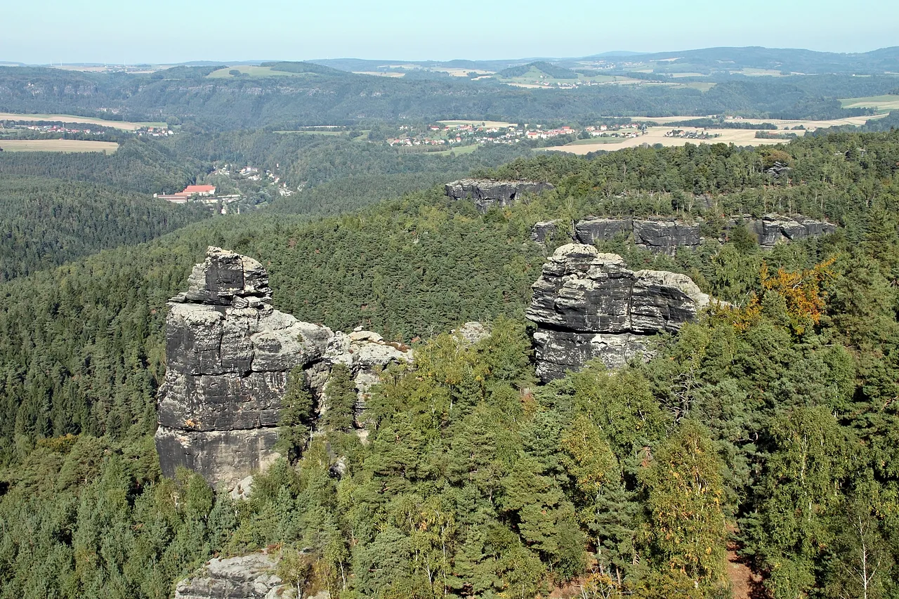 Photo showing: Saxon Switzerland: climbing peaks "Große Hunskirche" (left, first ascent 1880) and "Kleine Hunskirche" (right, first ascent 1893) near the Papststein (451 metres).