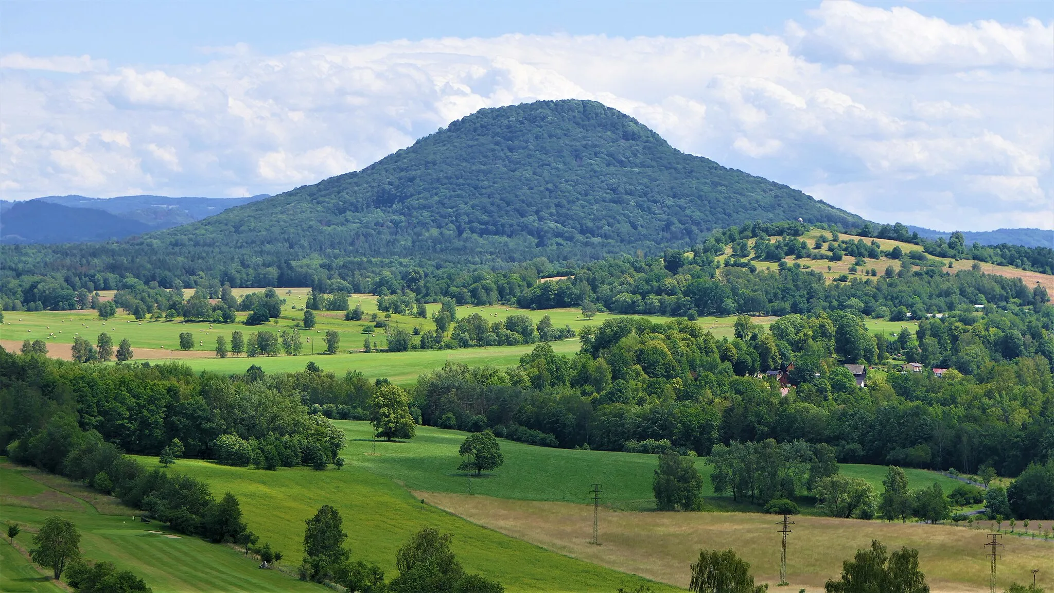 Photo showing: Der Rosenberg (Růžovský vrch) (619 m) in der Böhmischen Schweiz - fotografiert vom Aussichtsturm in Janov u Hrenska (Jonsdorf)