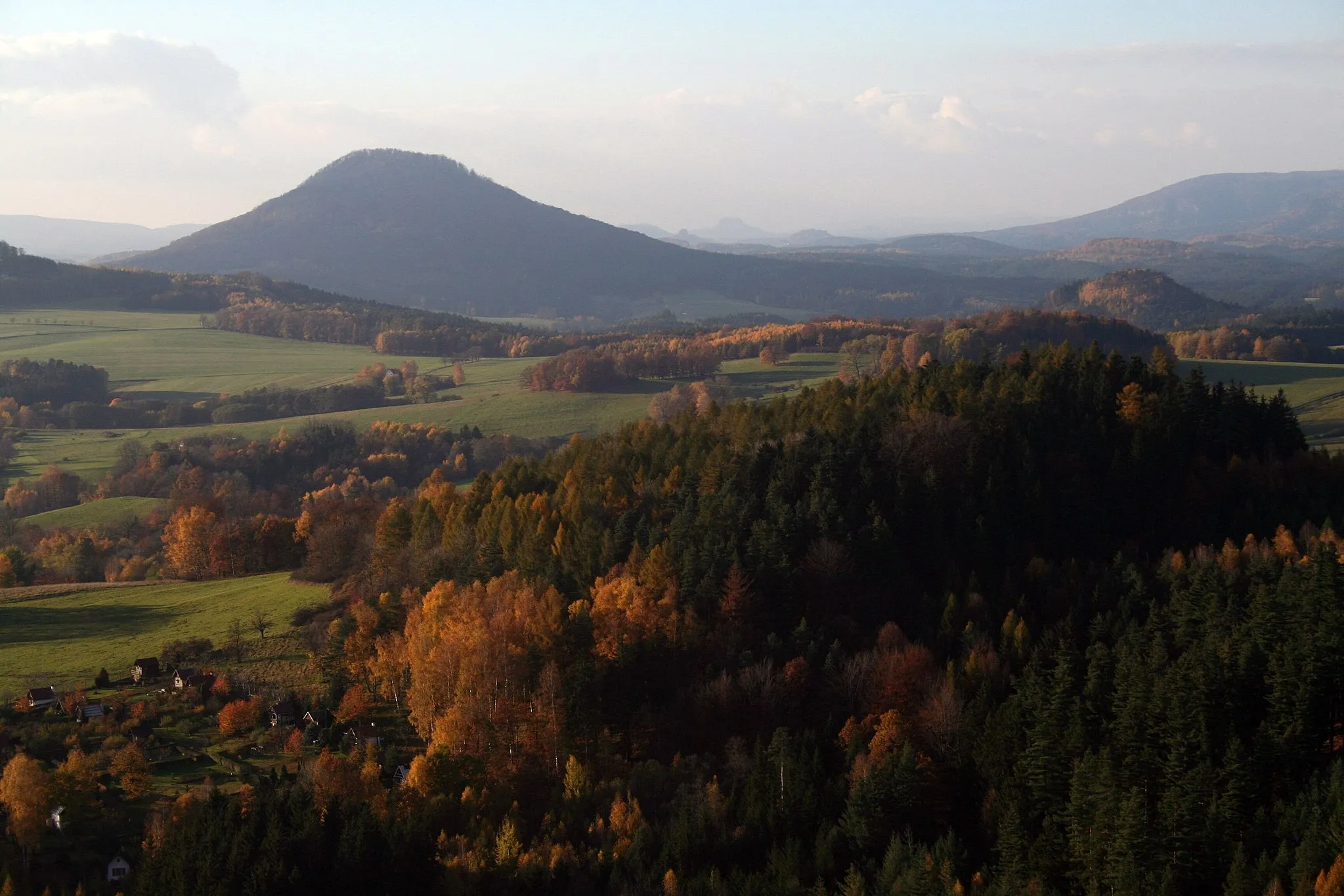 Photo showing: View at Ruzovsky vrch (Rosenberg, Růžovský hill) from Jehla (Noldenberg, Needle hill). The part of Česká Kamenice city is in the foreground.