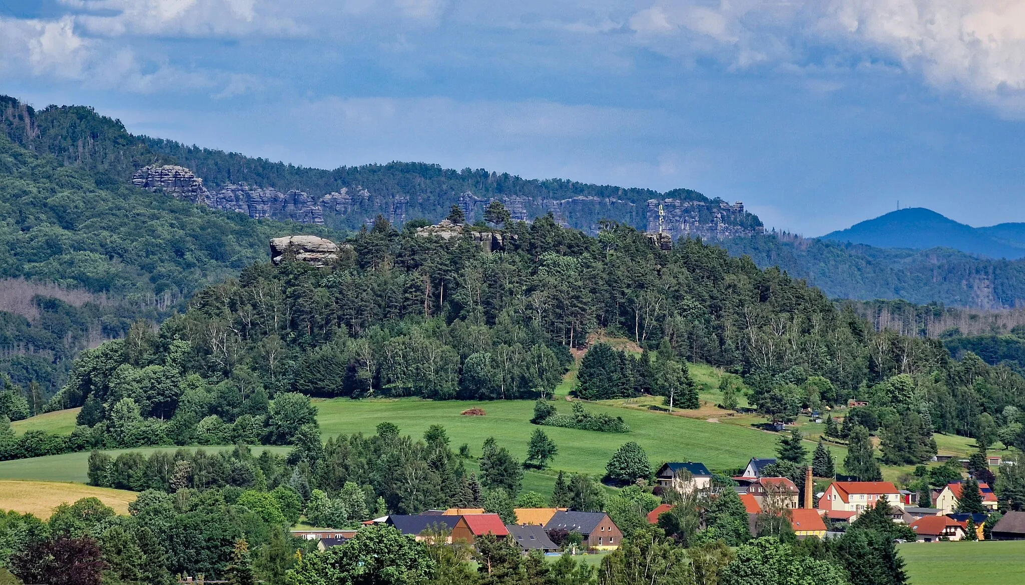 Photo showing: Aussicht vom Hotel Wolfsberg in Reinhardtsdorf-Schöna; Richtung Süd-Ost auf Reinhardtsdorf-Schöna und zur Kaiserkrone