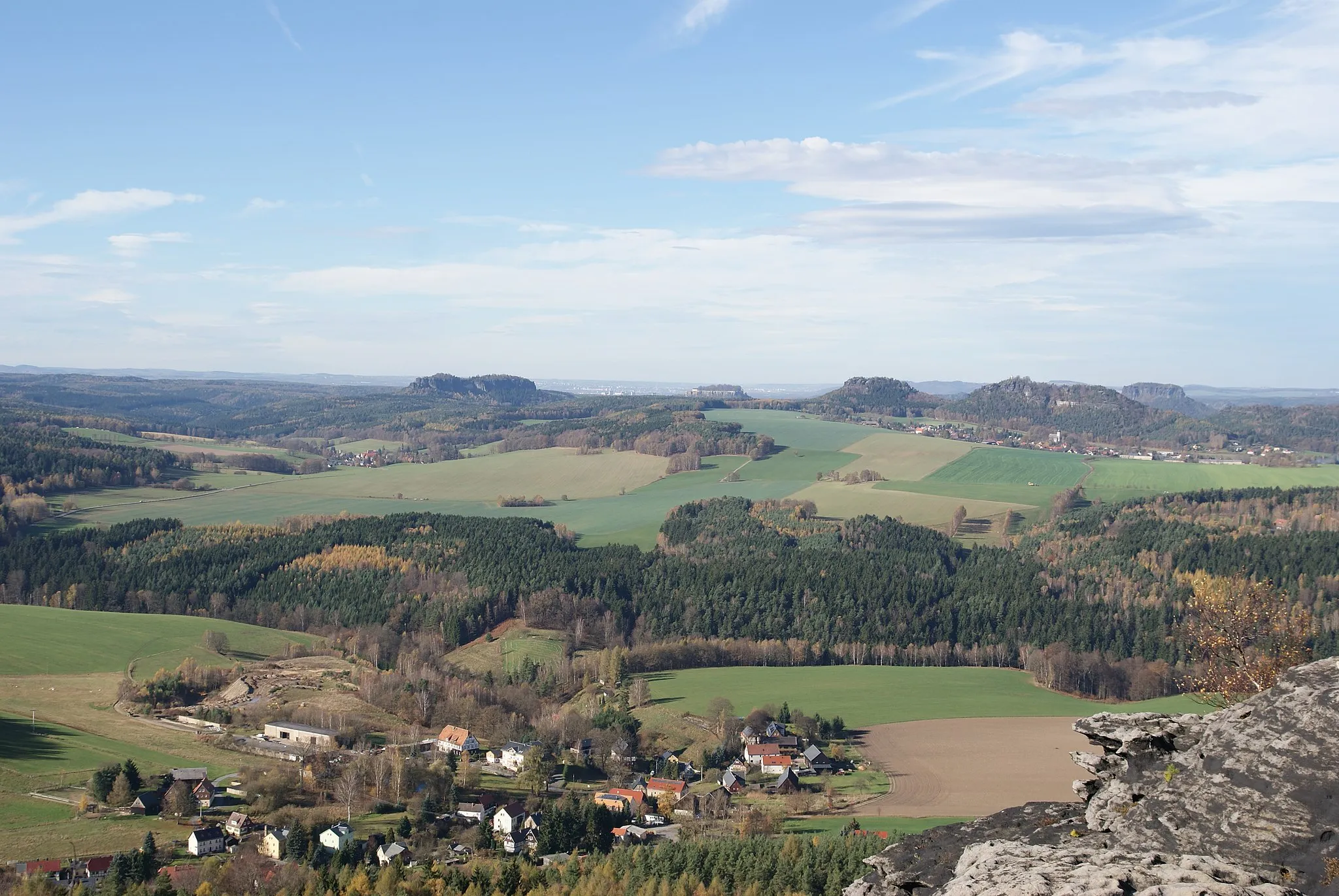 Photo showing: Blick vom Kleinen Zschirnstein auf Kleingießhübel und die Tafelberge der Sächsischen Schweiz