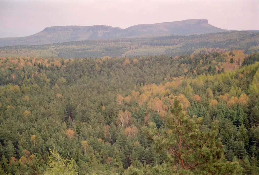 Photo showing: mountains "Zschirnsteine", left the small on, on the right the large one; Saxony Switzerland, Germany