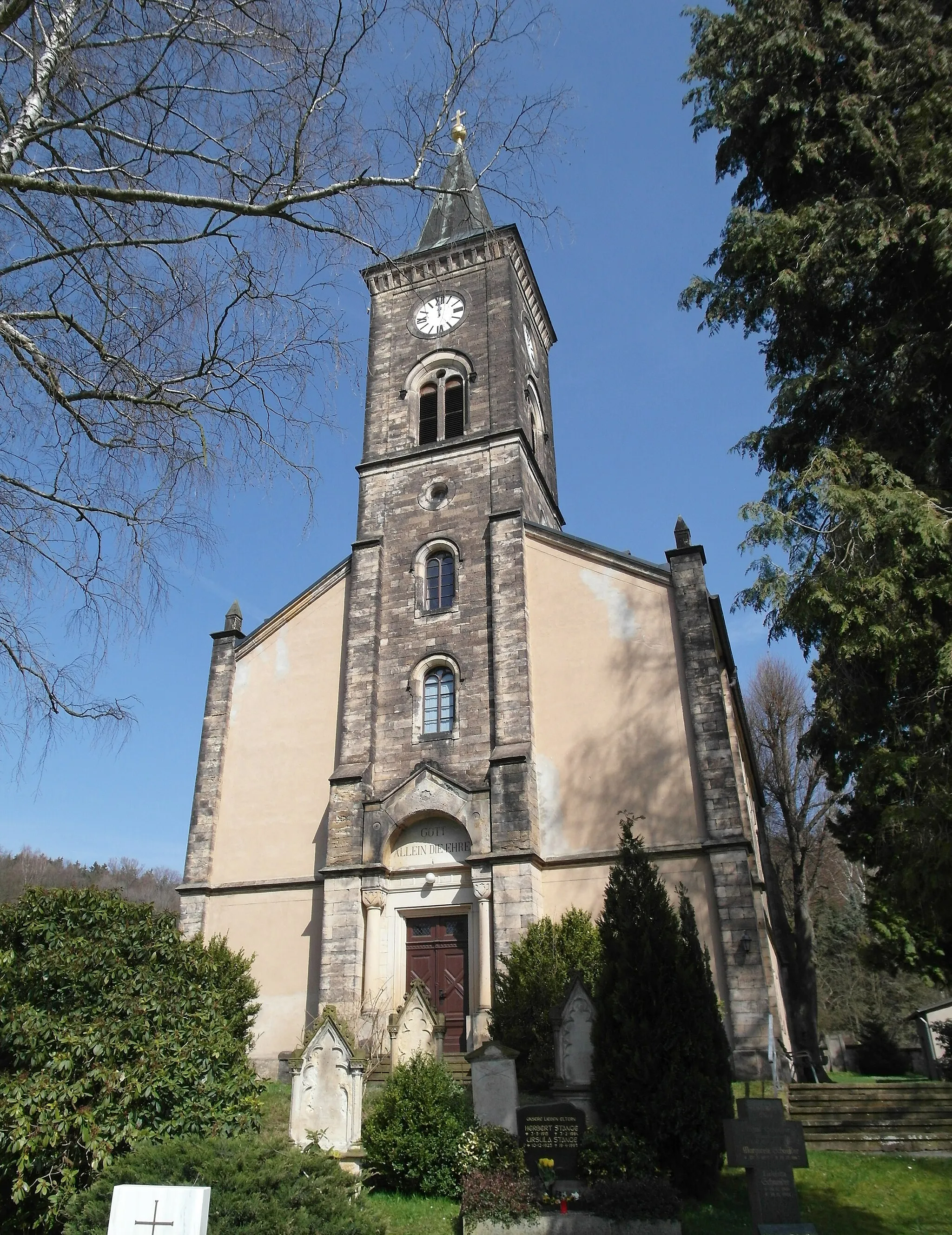 Photo showing: 05.04.2016     01824   Cunnersdorf (Gohrisch): Dorfkirche, Cunnersdorfer Straße 48 B (GMP: 50.887270,14.113061). Die neoromanische Saalkirche von Cunnersdorf wurde in der heutigen Form in den Jahren 1854/55 vom Maurermeister Oskar Hofmann aus Königstein errichtet.                                                                                                                 [SAM4100.JPG]20160405150DR.JPG(c)Blobelt