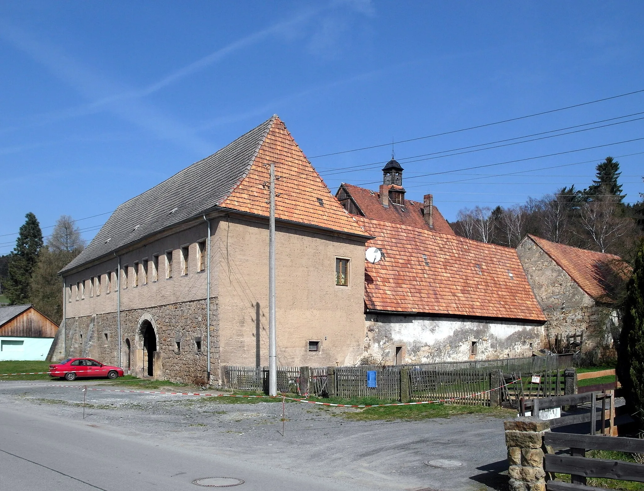 Photo showing: 05.04.2016    01824    Cunnersdorf  (Gohrisch), Cunnersdorfer Straße 29 (GMP: 50.885318,14.120123): Forsthof Cunnersdorf, bis 1627 Kunradsdorf genannt: 1607 errichtetes Herrenhaus des im 16. Jahrhundert unter Kurfürst August eingerichteten Forsthofs (wurde 1556 oder 1606 dazu erhoben und gelangte 1872 in den Besitz des Freiherren von Friesen). Sitz der kurfürstlichen Forstverwaltung für die Reviere der Sächsischen Schweiz.                                                                                                                                                                                                                                          [SAM4168.JPG]20160405240DR.JPG(c)Blobelt