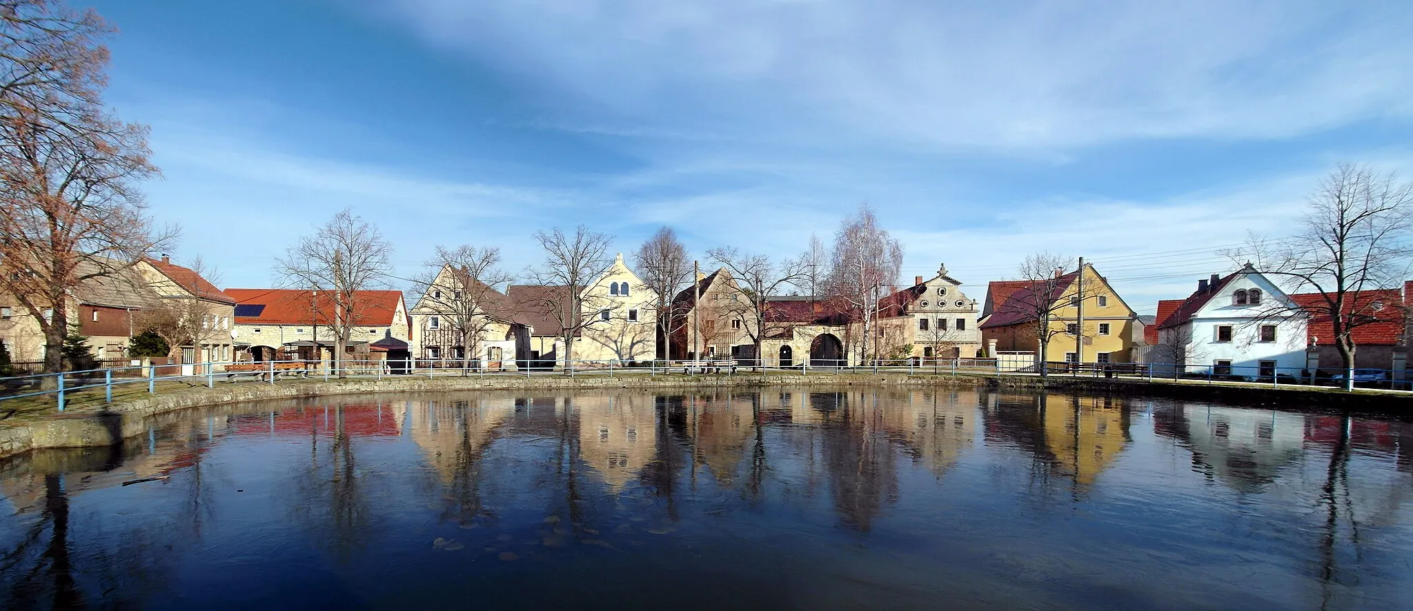 Photo showing: 19.01.2019     01796  Goes (Dohma): Dorfanger Goes in Form eines Rundlings mit dem Dorfteich (GMP: 50.928305,13.945817). Blick nach Nordosten zu den historischen Giebelhäusern der Gehöfte an der Dorfstraße.                                    [SAM8963+66+72.JPG]20190119200MDR.JPG(c)Blobelt