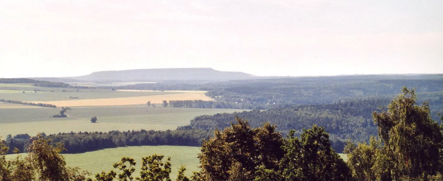 Photo showing: Cottaer Spitzberg: Blick nach Südosten auf den Hohen Schneeberg (723 m)