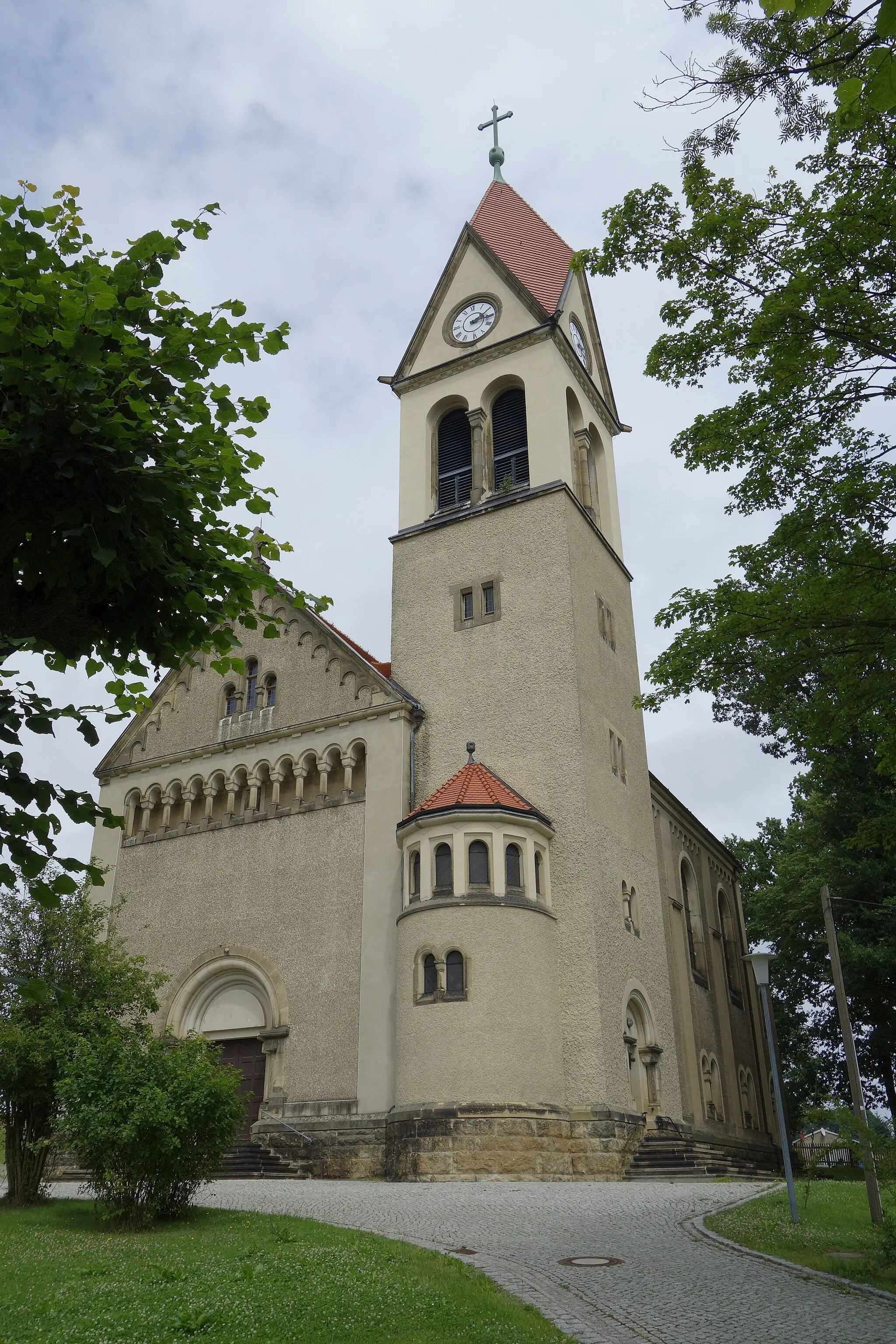 Photo showing: Kirche Bretnig Juli 2017 (1)