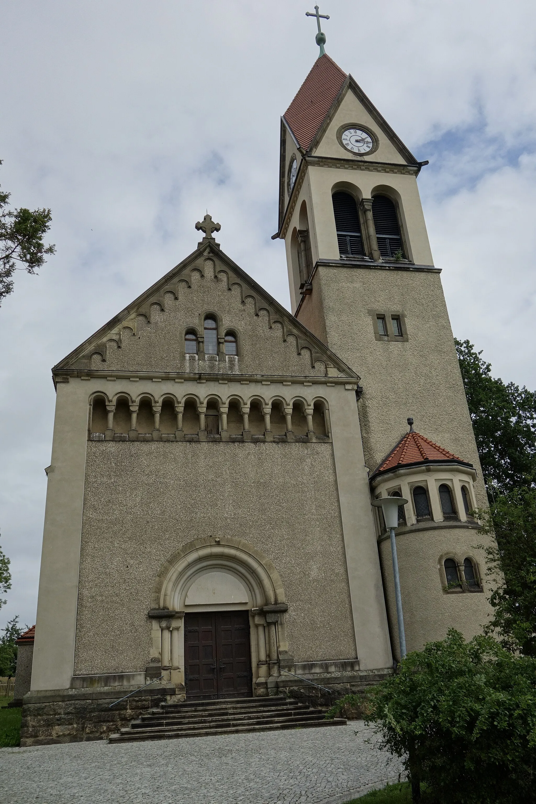 Photo showing: Kirche Bretnig Juli 2017 (2)