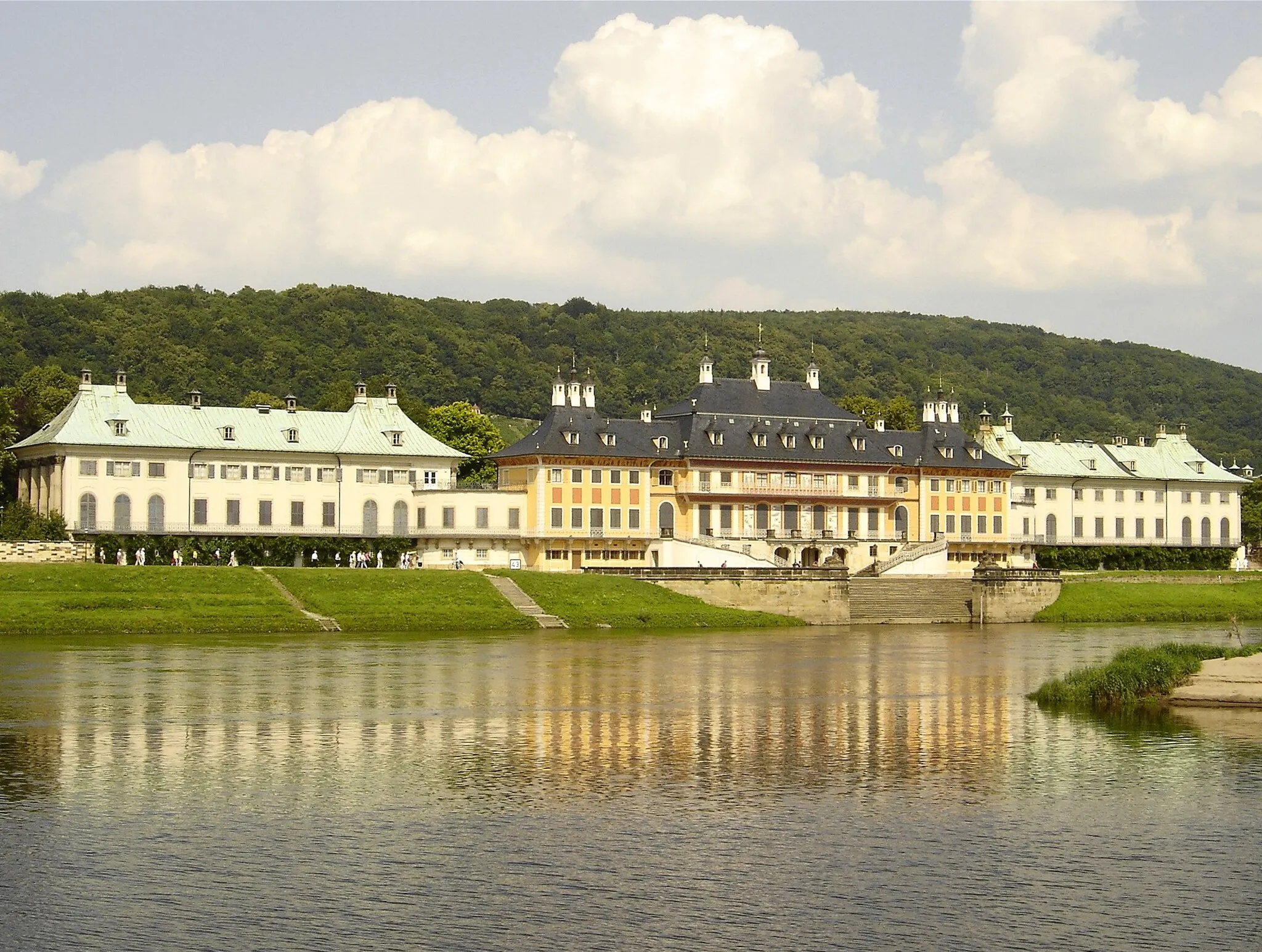 Photo showing: castle of pillnitz in long shot