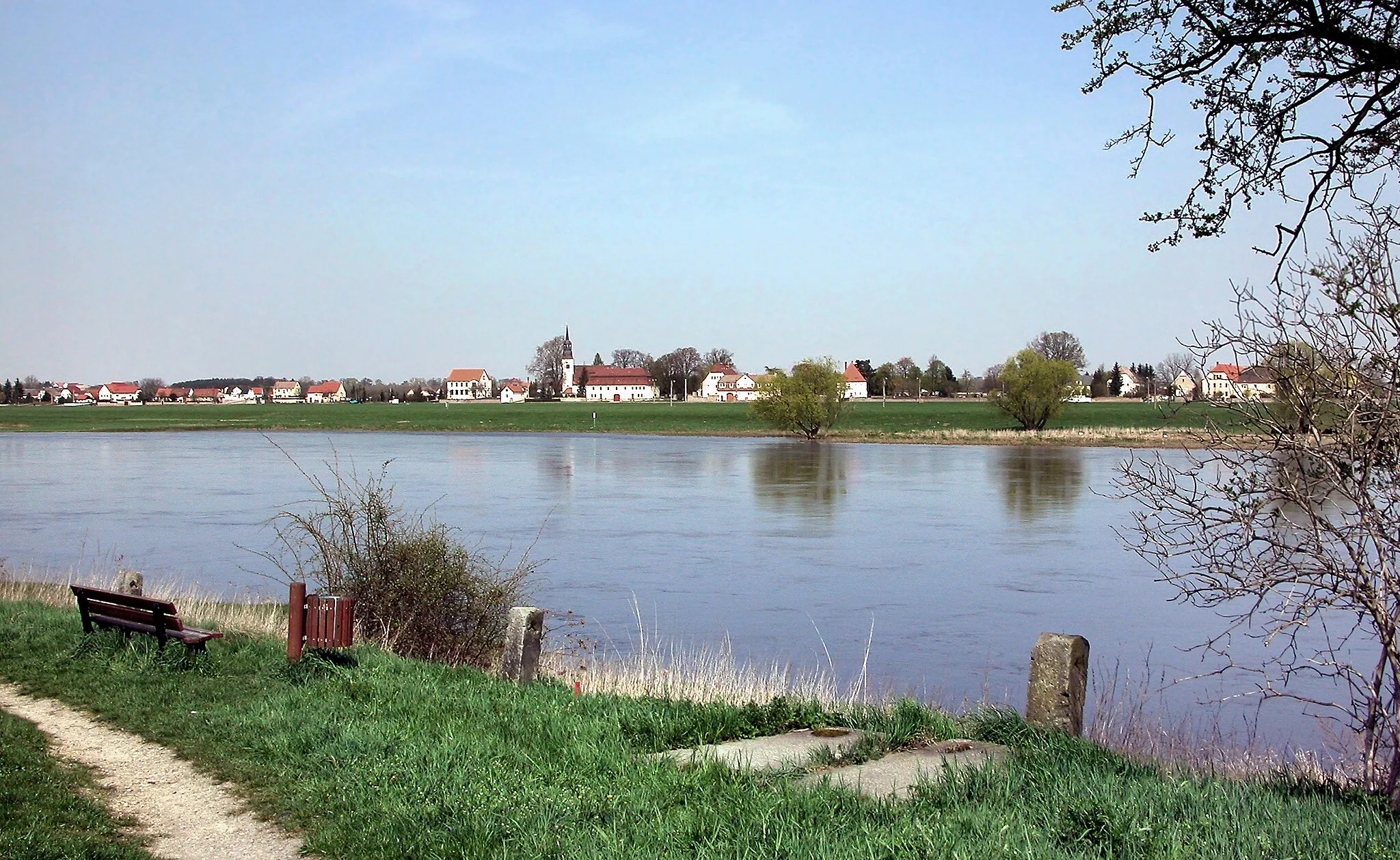 Photo showing: 10.04.2009   01619   Lorenzkirch (Zeithain): Blick von Strehla über die Elbe nach Lorenzkirch mit der romanischen St. Laurentius-Kirche (GMP: 51.354896,13.242720) aus dem 13. Jahrhundert und dem elbseitig vor der Kirche stehenden Gutshaus. Alte Salzstraße.                                                                                                                                                                                                             [DSCN36093.TIF]20090410170DR(c)Blobelt