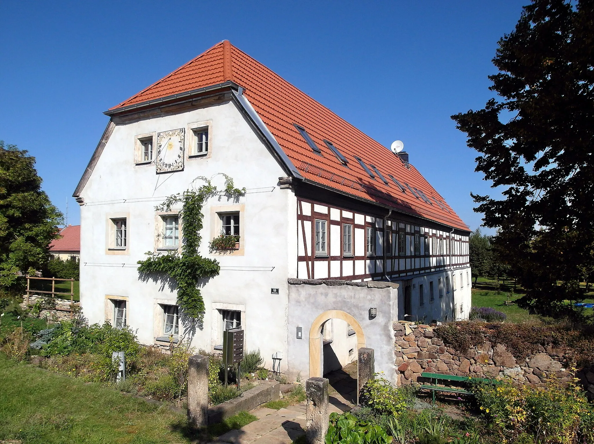 Photo showing: 28.08.2014  01156  Pennrich (Dresden), Altnossener Straße 44: Steins Hof (GMP: 51.044010,13.627720), Wohnstallhaus, erbaut 1776. Denkmal. Sicht von Süden. Sonnenuhr von 1864 am Giebel zur Straße.                                                                                                                                                                                       [SAM5607.JPG]20140828200DR.JPG(c)Blobelt