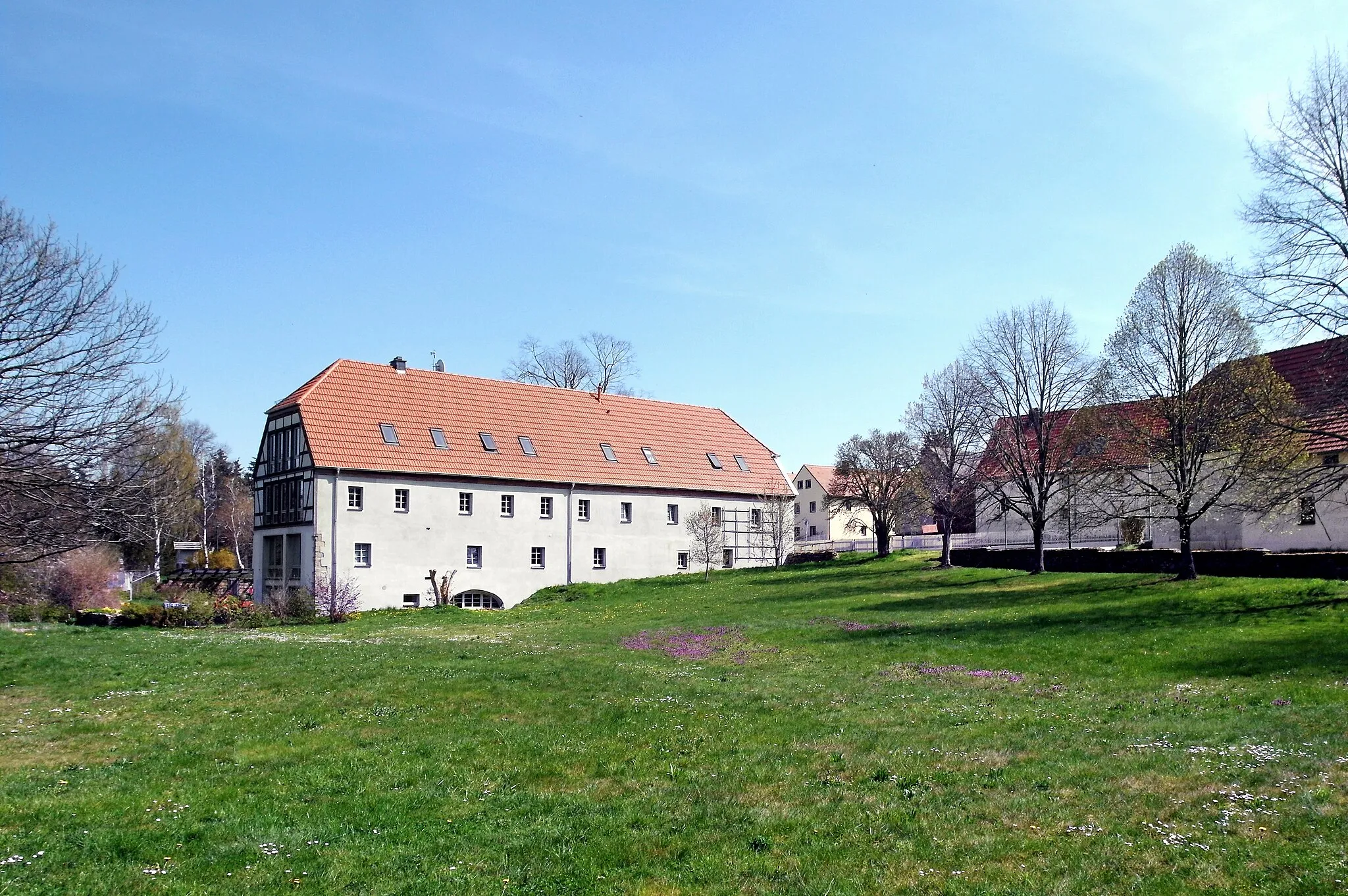 Photo showing: 22.04.2023   01156  Pennrich (Dresden), Altnossener Straße 44: Steins Hof (GMP: 51.044010,13.627720), Wohnstallhaus, erbaut 1776. Denkmal. Sicht von Westen.                                                                                                                    [SAM6419]20230422100DR.JPG(c)Blobelt