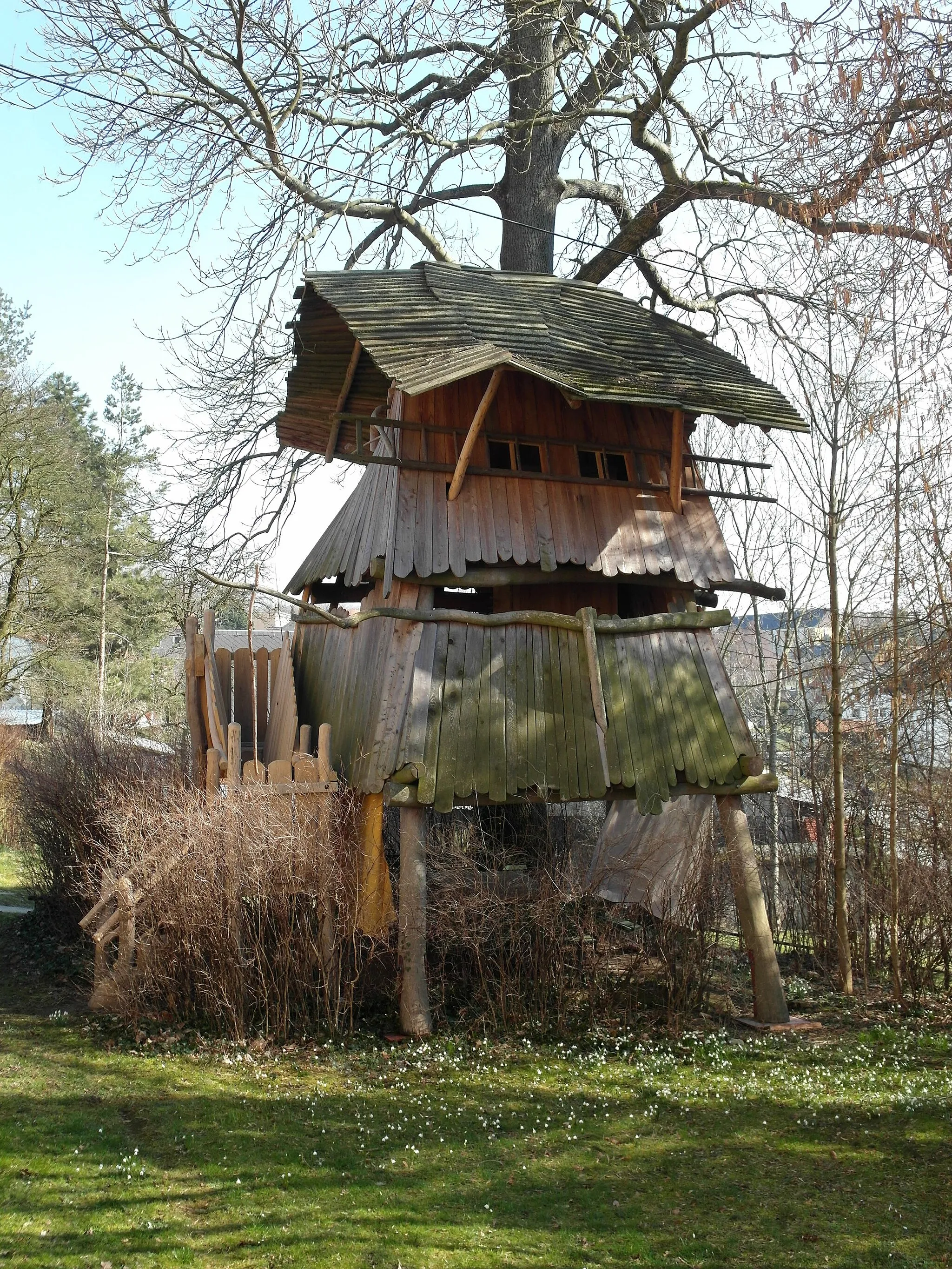 Photo showing: 16.03.2016     01833   Langenwolmsdorf (Stolpen): Baumhaus, Kinderspielhaus auf dem Pfarrhausgrundstück Bergstraße 7 (GMP: 51.042432,14.117393).                            [SAM3669.JPG]20160316375DR.JPG(c)Blobelt