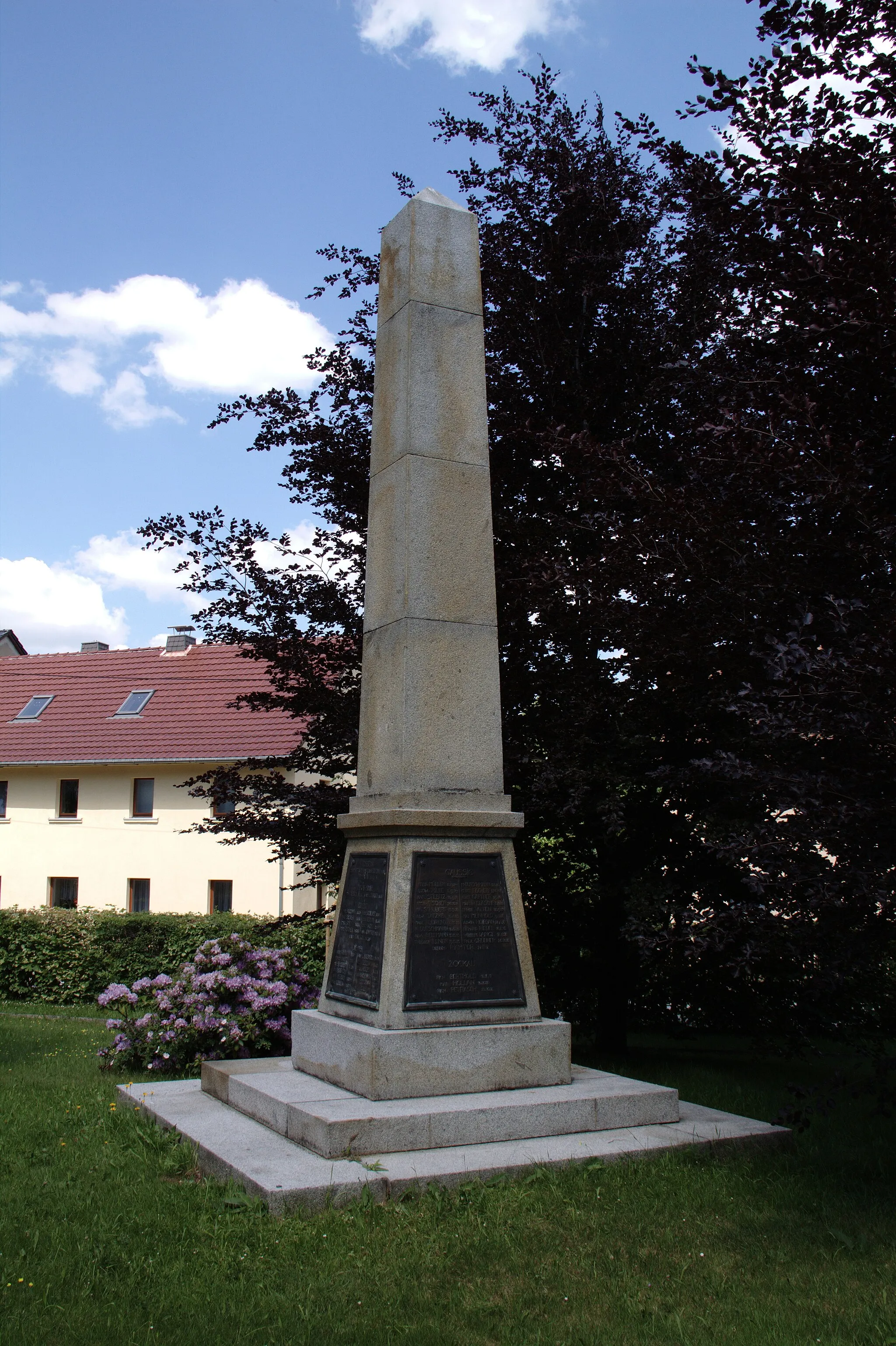 Photo showing: Denkmal an der Kirche Gaußig (Gemeinde Doberschau-Gaußig)