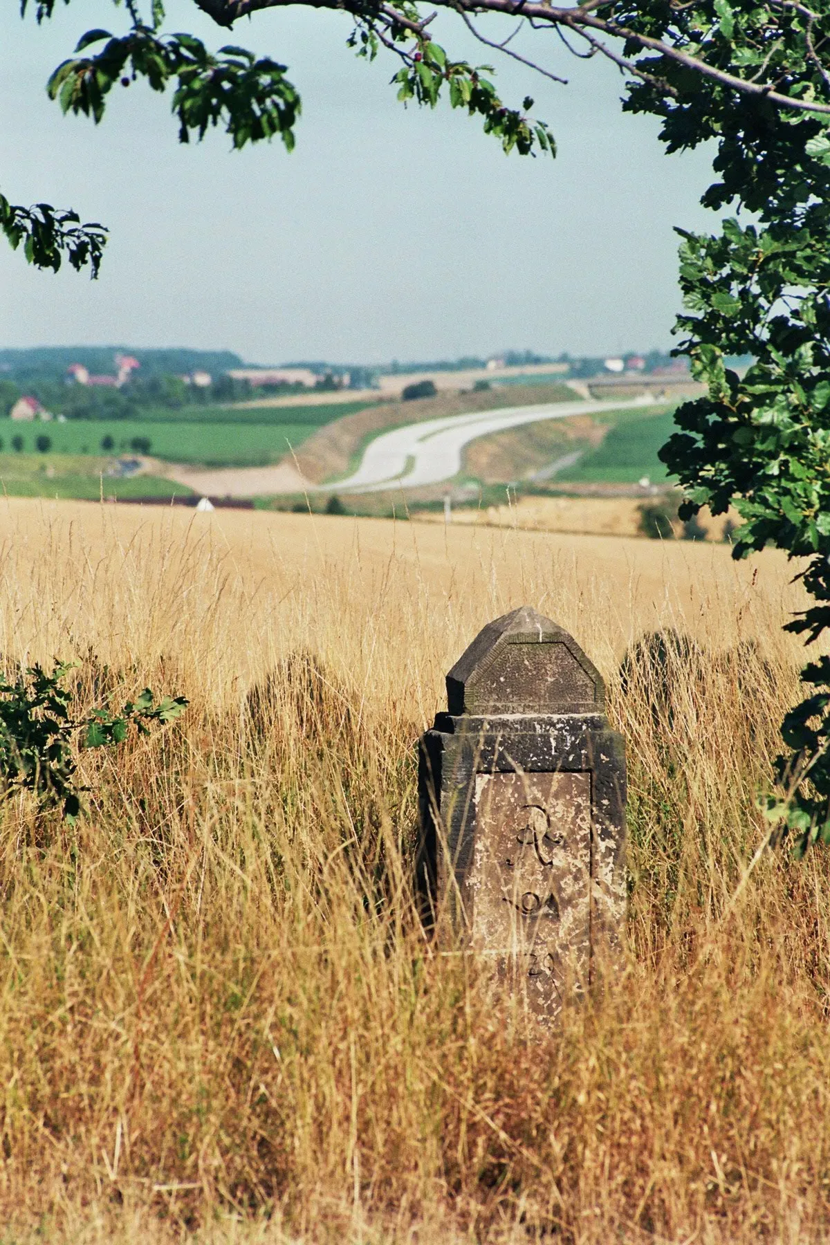 Photo showing: This image shows the quarter-mile stone No. 9 (1729) on the old post route from Dresden to Teplice near Niederseidewitz.