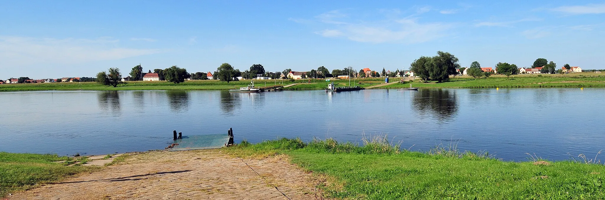 Photo showing: View from Strehla to Lorenzkirch (Zeithain, Saxony, Germany) with the river Elbe.