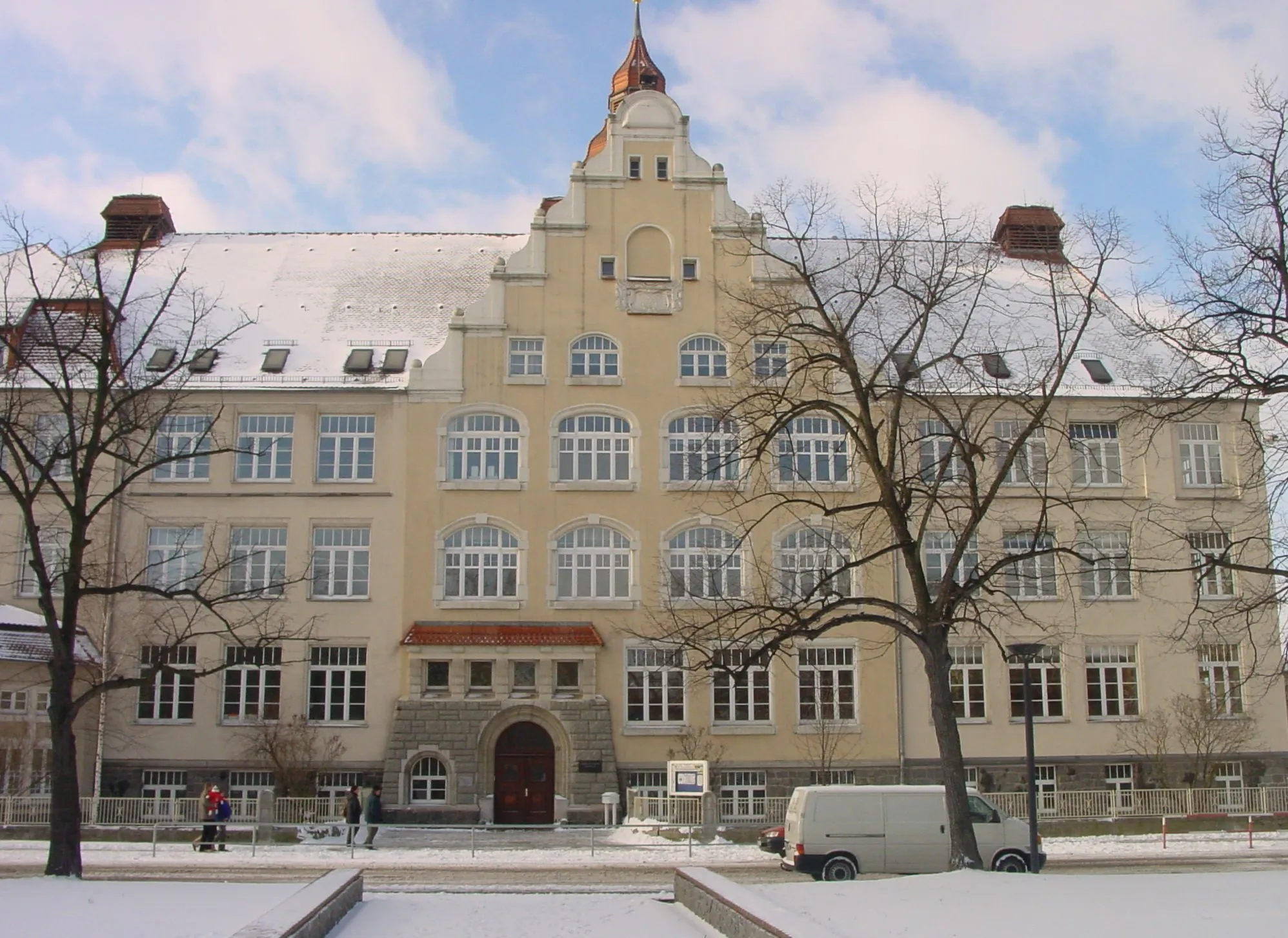 Photo showing: Altbau des Werner-Heisenberg-Gymnasiums in Riesa am Ebert-Platz