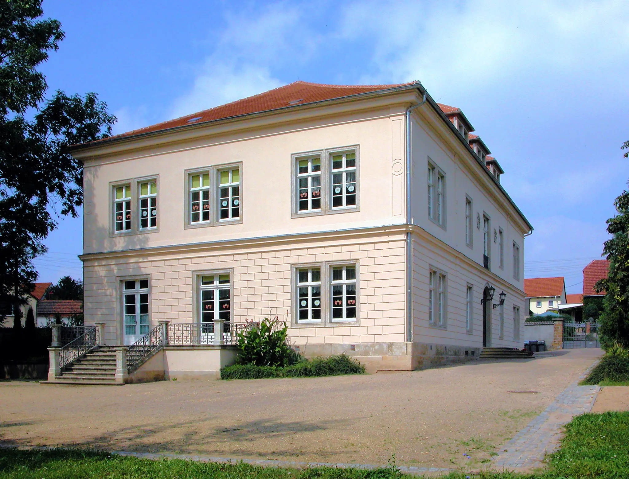 Photo showing: 26.08.2007   01594  Ragewitz (Stauchitz): Schloß Stauchitz (1850/51), Südseite. Seit 1978 Schule, seit 2004 "Grundschule im Jahnatal". 
[DSCN29110.TIF]20070826520DR.JPG(c)Blobelt