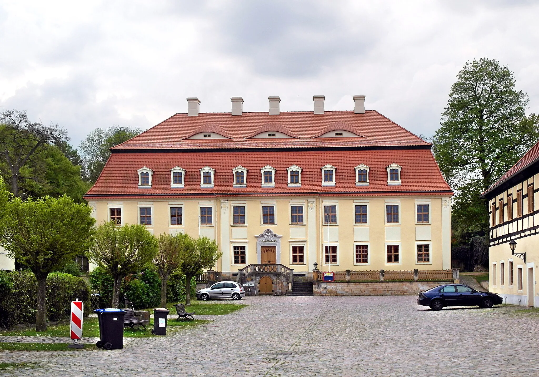 Photo showing: 12.05.2017   01594   Staucha (Stauchitz), Thomas-üntzer-Platz (GMP: 51.222656,13.224693): Das Rittergut ist aus einem mittelalterlichen Benediktinerrinnenkloster entstanden, auf dessen Gelände sich Julius Alexander von Hartitzsch 1753-56 sein barockes Landschloß errichten ließ. In der DDR waren hier Wohnungen, eine Kindertagesstätte und die Speisenversorgung der LPG. Seit 1994 hat die Gemeindeverwaltung Stauchitz im 1996-2002 restaurierten Herrenhaus ihren Sitz. Hofseite.                                                       [SAM9785.JPG]20170512320DR.JPG(c)Blobelt