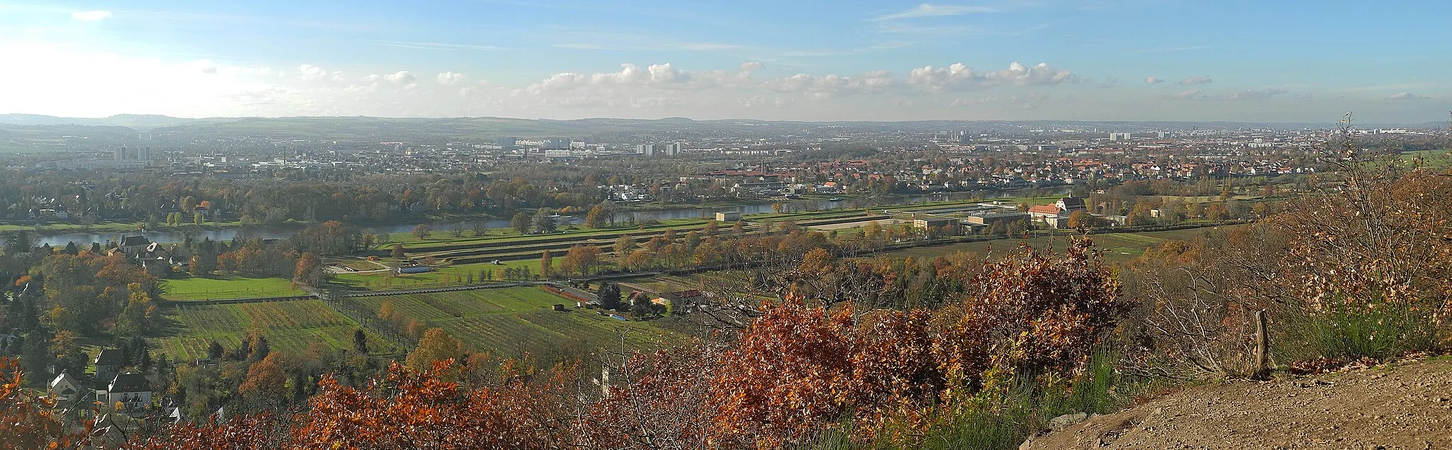 Photo showing: Blick vom Aussichtspunkt „Zuckerhut“ in Dresden-Hosterwitz auf die Stadt