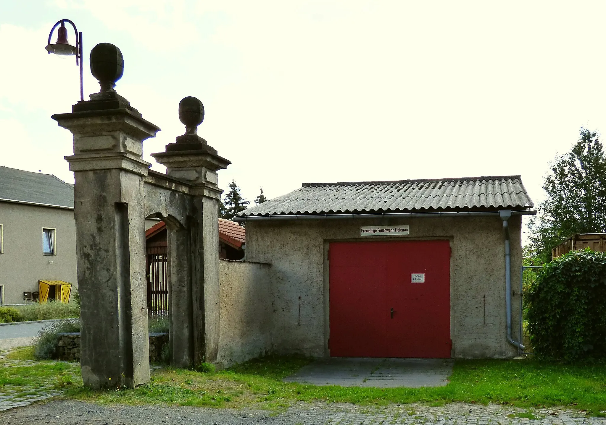 Photo showing: Feuerwehrgerätehaus und Einfahrt zum Schloss Tiefenau