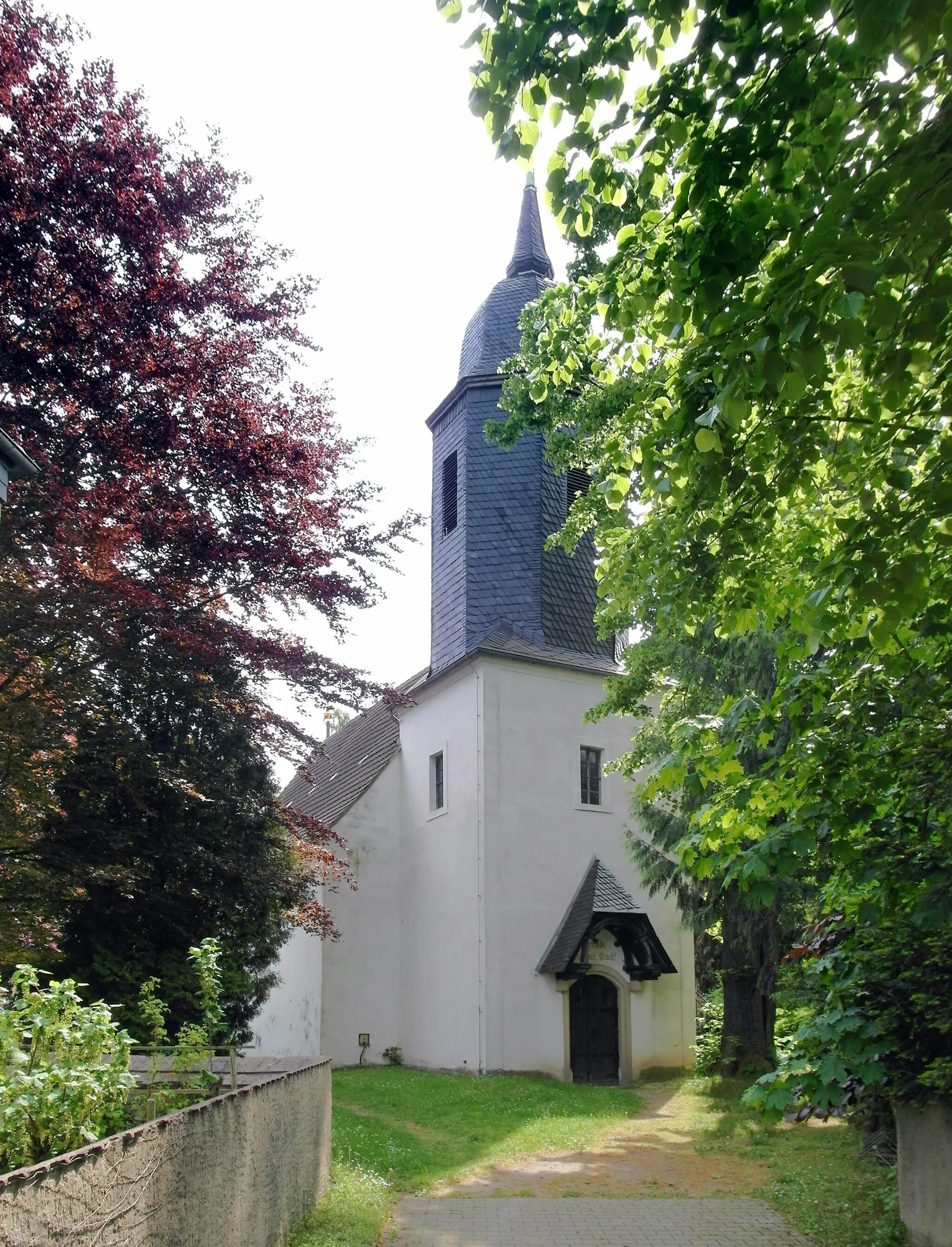 Photo showing: 19.05.2016   01609   Streumen (Wülknitz): Dorfstraße 28 (GMP: 51.356288,13.406117): Dorfkirche. Als Jahr der Erbauung wird 1401 angegeben. Das Eingangsportal im Westturm wurde 1904 erneuert. 1594 bekam die Kirche einen Dachreiter, der 1748 durch einen Turm ersetzt wurde.                                            [SMA6136.JPG]20160519615DR.JPG(c)Blobelt