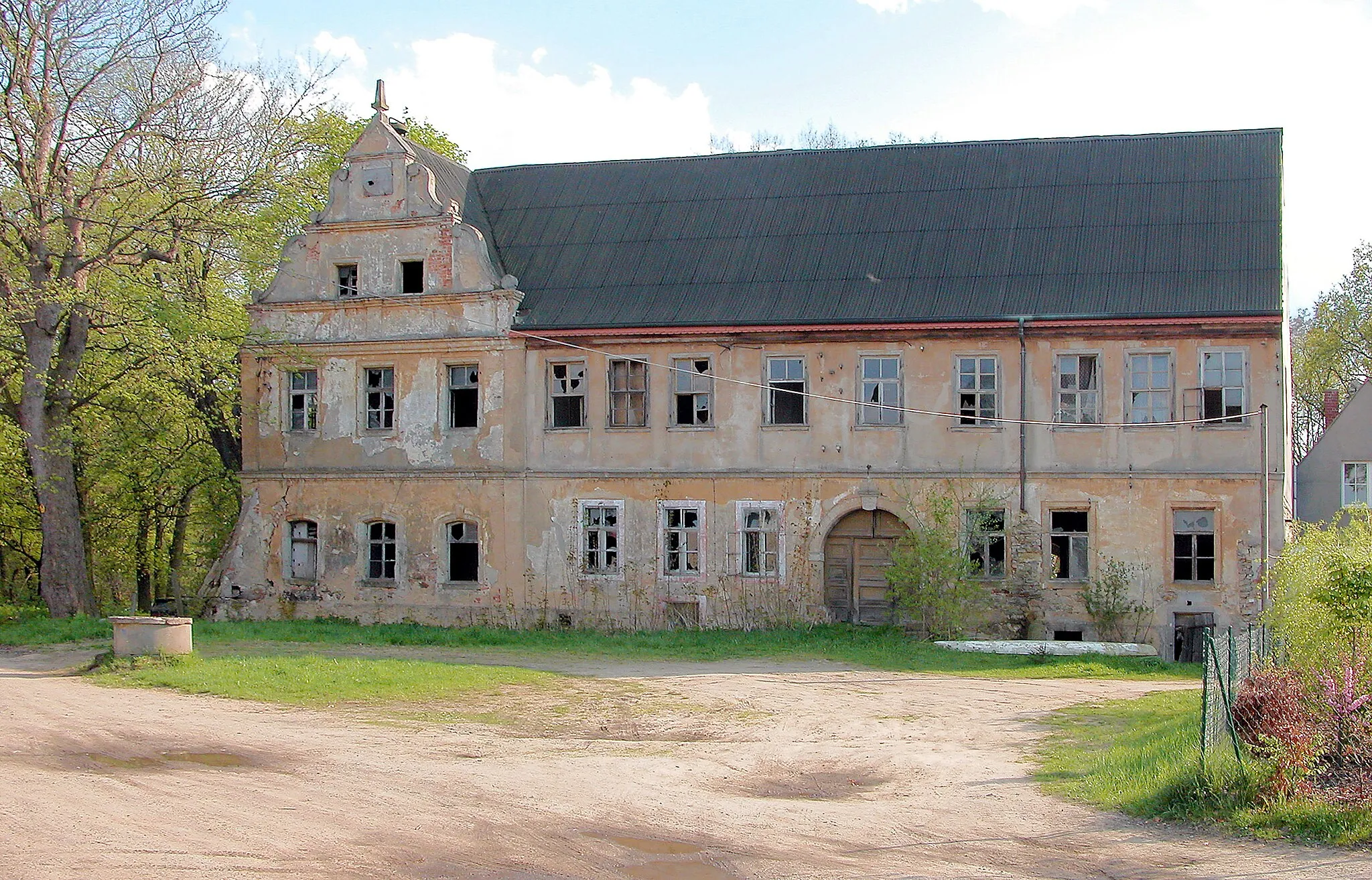 Photo showing: 01.05.2006  01561  Cunnersdorf (Gemeinde Ebersbach): Schloß, Hofseite.  Der Rittergutsbesitzer Christian Zschimmer errichtete 1656 den Gebäudeteil mit den Renaissancegiebeln. Der Schlußstein über der mittigen Tordurchfahrt zeigt die Jahreszahl 1787, als C. H. von Zittwitz den rechten Flügel anbaute. Das Herrenhaus wurde in der DDR und danach noch bis 1991 als Wohnhaus genutzt. Es folgten wechselnde Privatisierungen.                                                                                             [DSCN8903.TIF]20060501110.JPG(c)Blobelt