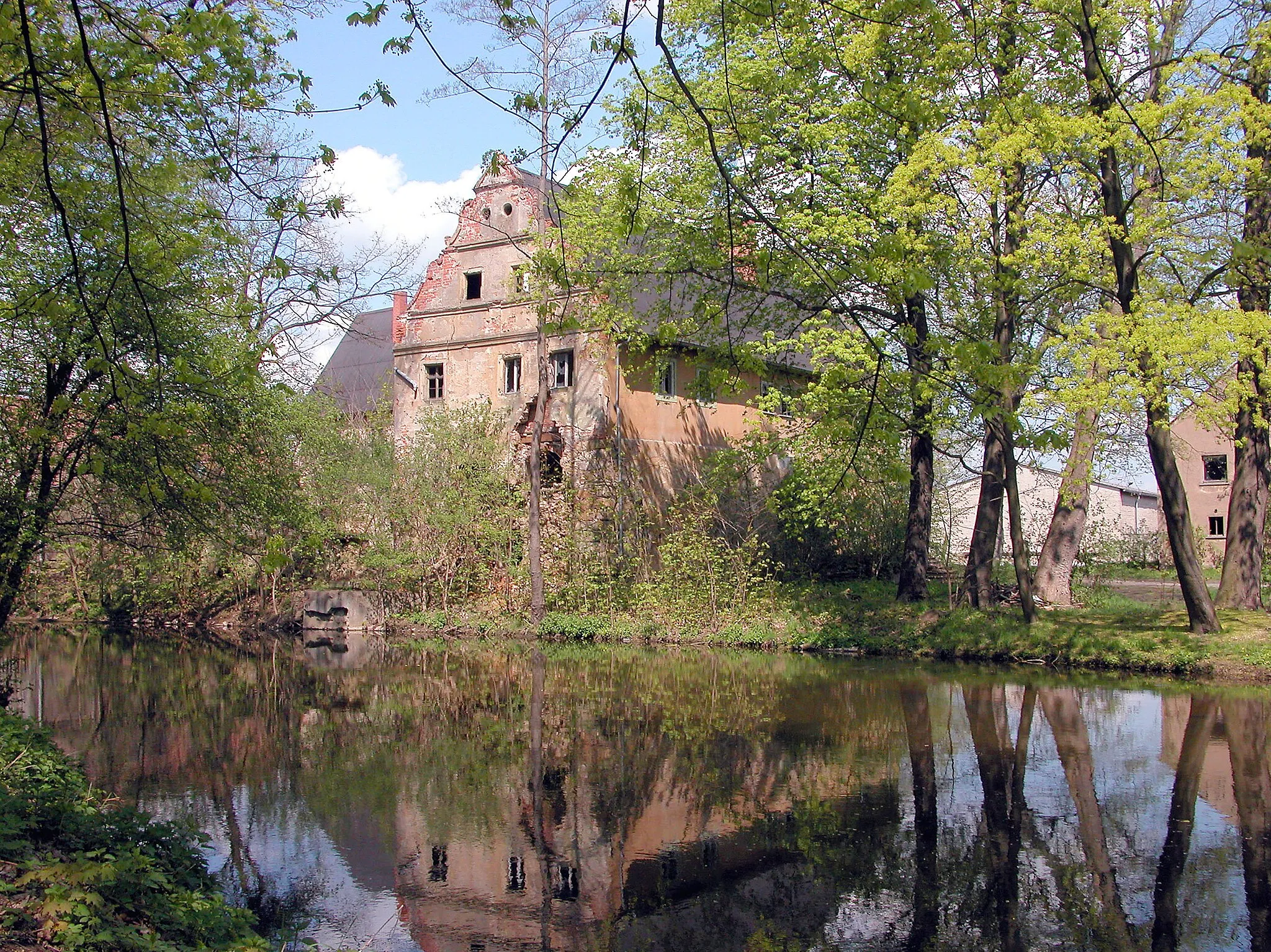 Photo showing: 01.05.2006    01561  Cunnersdorf (Gemeinde Ebersbach): Schloß. Sicht von SO zum Ostflügels von 1656. Der teilweise schon eingebochene Renaissancegiebel droht in die Große Röder zu rutschen.                                                                                                                                                                  [DSCN9729.TIF]20060501185.JPG(c)Blobelt