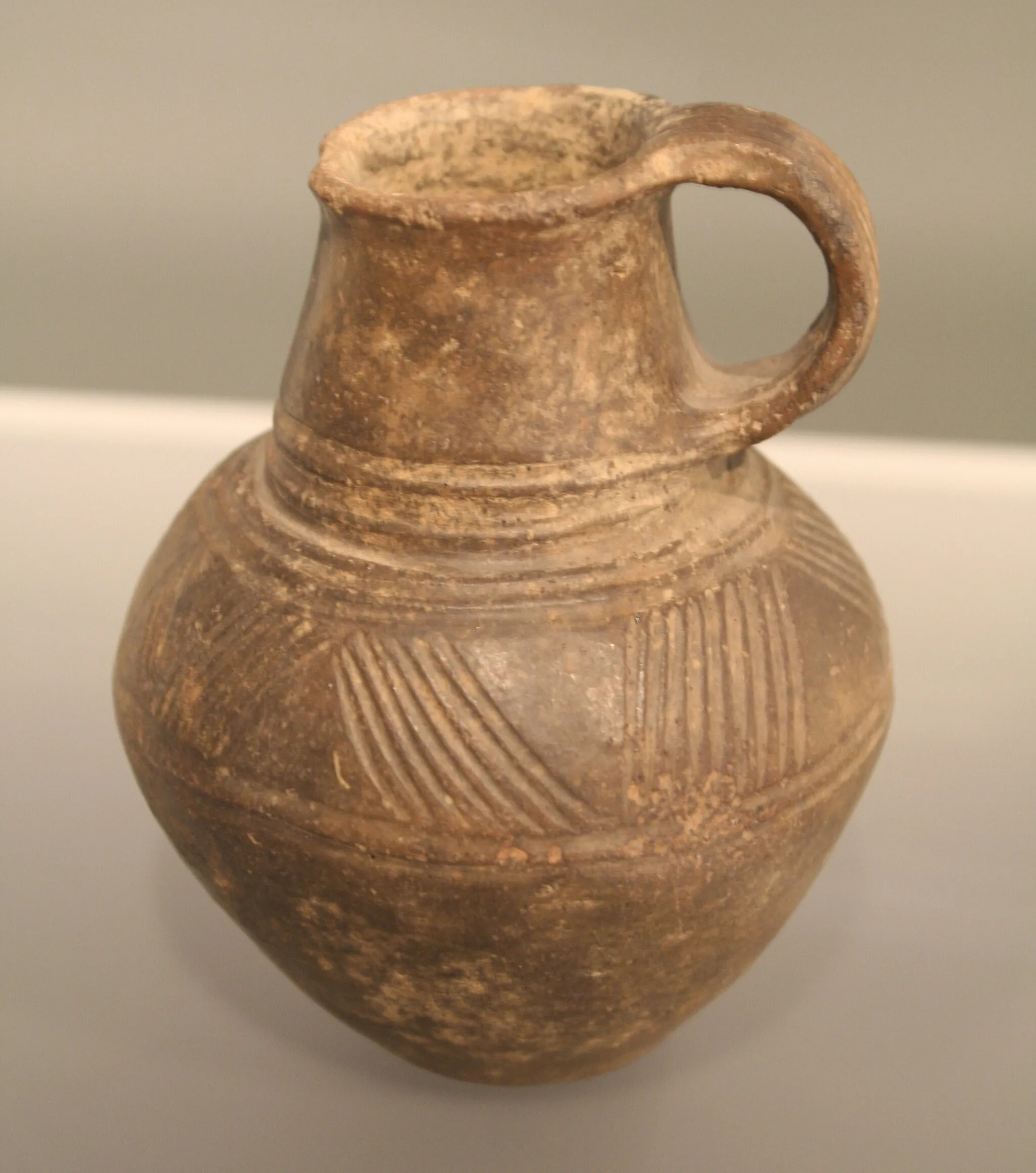 Photo showing: Kännchen der Billendorfer Kultur aus Porschütz, 700-550 v. Chr.; Staatliches Museum für Archäologie Chemnitz