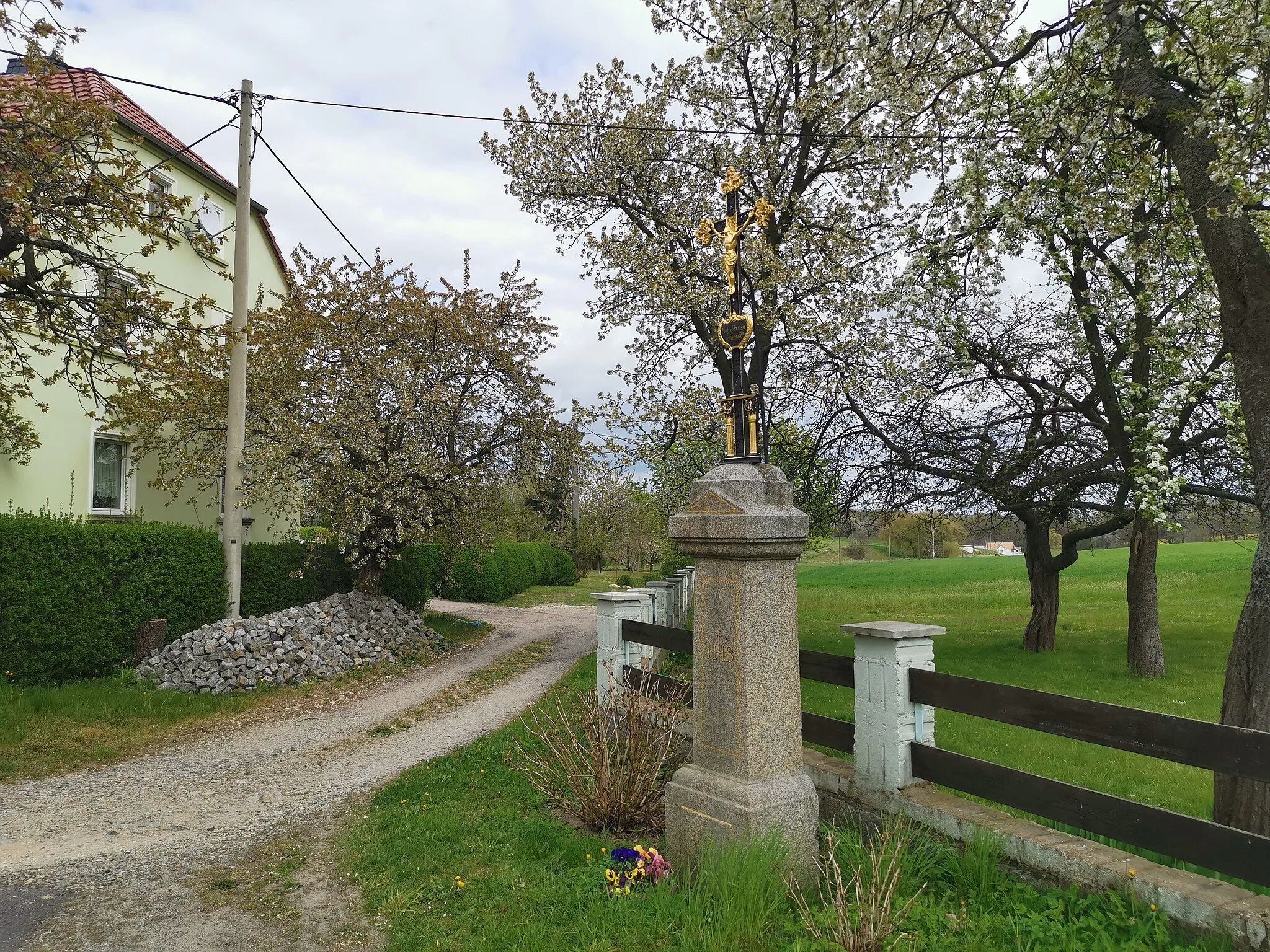 Photo showing: Denkmalgeschütztes Betkreuz bei Dorfstraße 9 in Säuritz