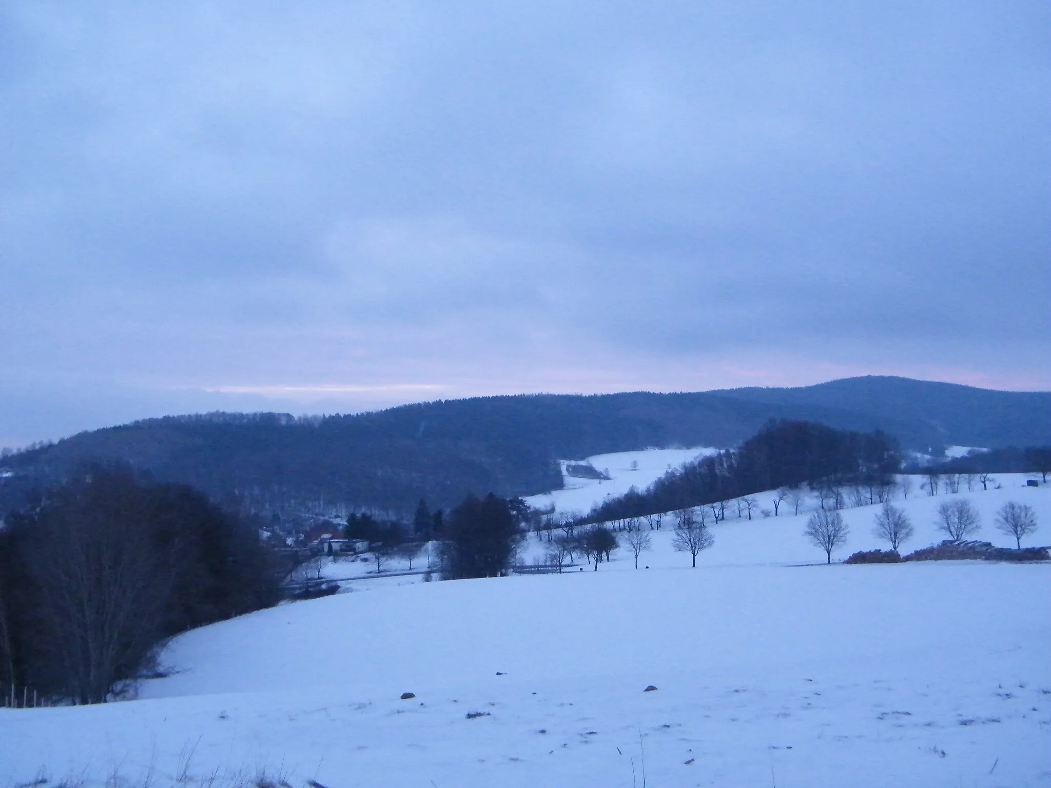 Photo showing: Vlevo Buchberg, uprostřed Kaiserberg, vpravo Tanečnice, pohled od Hinterhermsdorfu