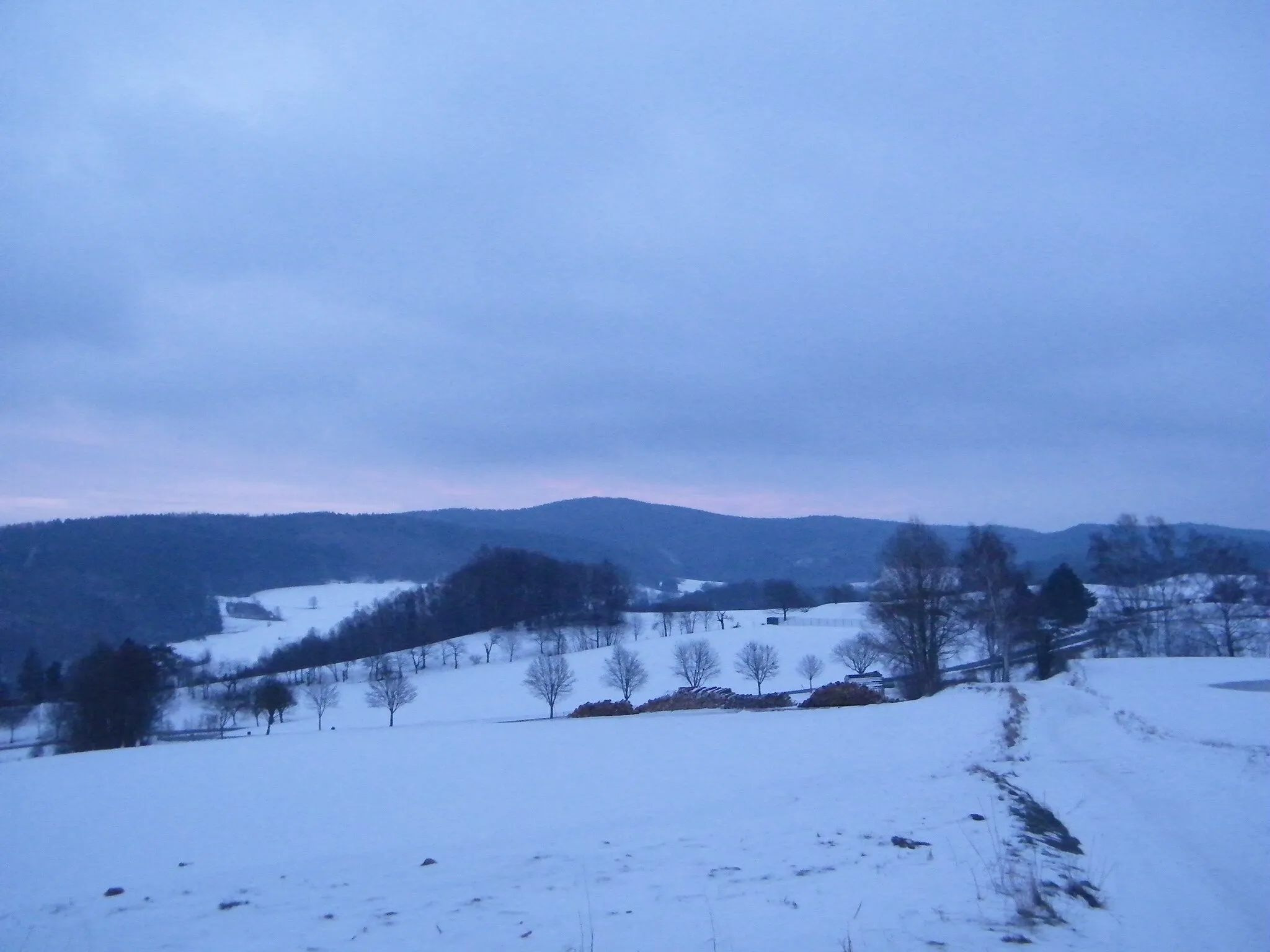 Photo showing: Uprostřed Tanečnice, vlevo Kaiserberg, pohled od Hinterhermsdorfu