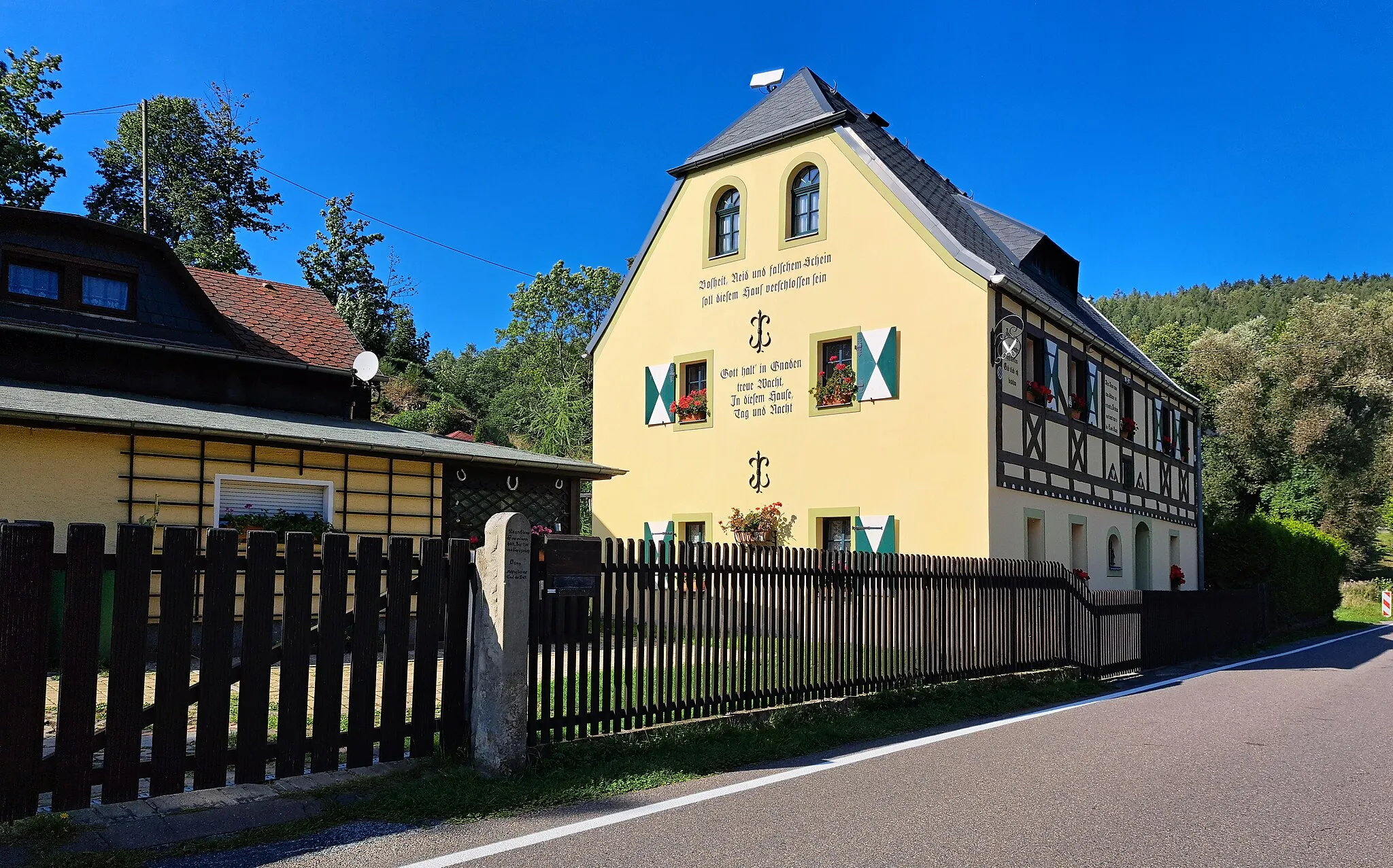 Photo showing: Hellendorf, Dorfstraße 42, Bauernhaus, Obergeschoss Fachwerk von geschichtlicher Bedeutung