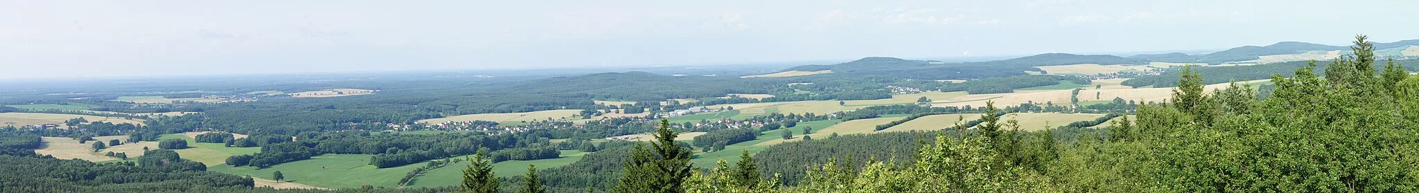 Photo showing: Keulenberg,  413 m hohe Erhebung in der Westlausitz und Wandergebiet.

Camera location 51° 13′ 42.96″ N, 13° 57′ 28.08″ E View this and other nearby images on: OpenStreetMap 51.228600;   13.957800
Panoramablick vom Keulenberg