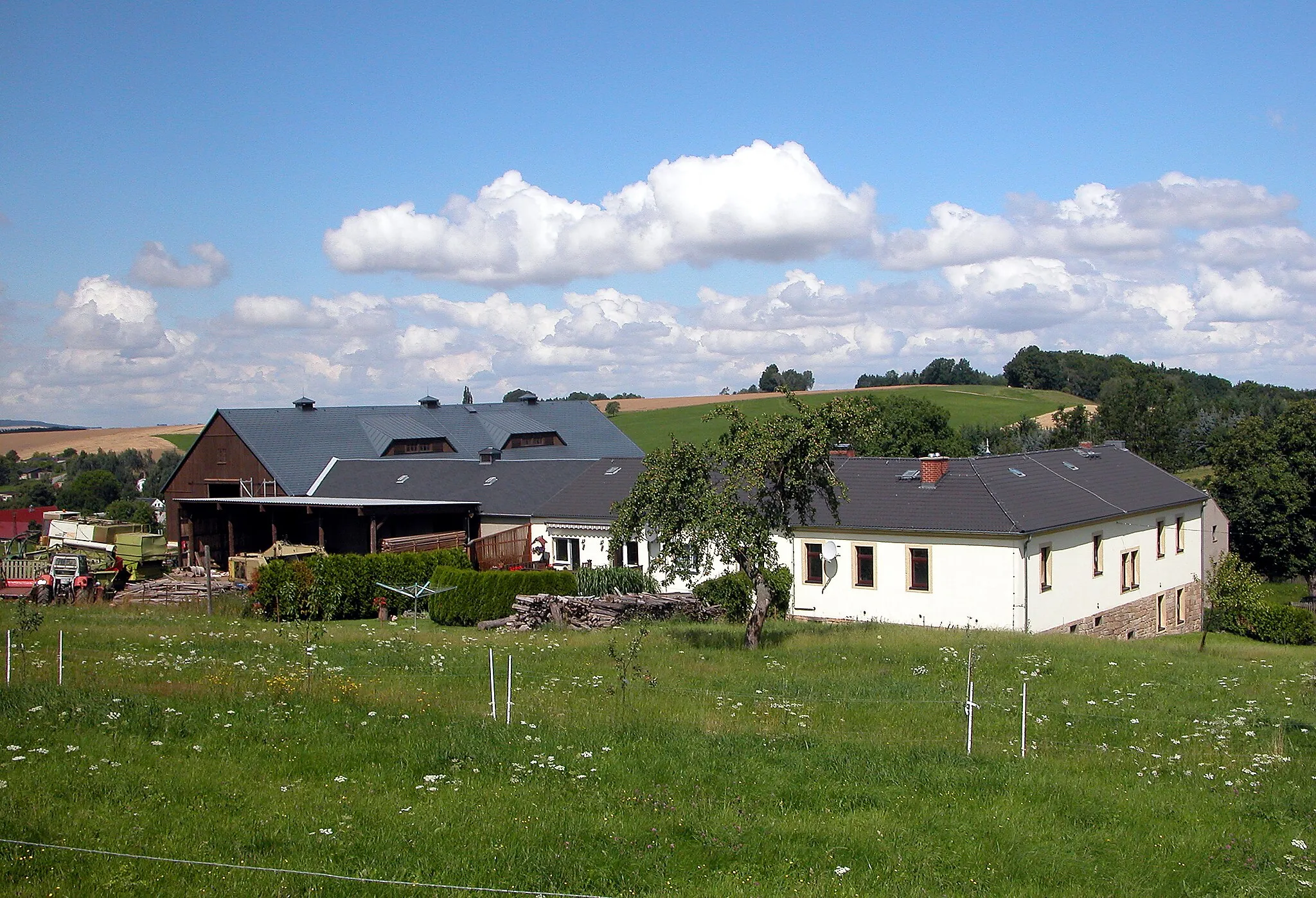 Photo showing: 22.07.2012   01734  Obernaundorf (Rabenau): Poisenwaldstraße 42/44. Freigut Obernaundorf (GMP: 50.971795,13.671814), Herrenhaus. Am 5.August 1663 wurde das Gut als 2,3/4 Hufengut von Jacob Weller erkauft und vom Kurfürsten als Freigut beliehen. Durch weitere Feld&Wiesenankäufe in den Jahren 1710 und 1711 besaß es fortan 6 Hufen.  Mit nur 49 Hektar war das Freigut Obernaundorf kleiner als die Rittergüter der Gegend. Am 02.Februar 1898 brannte die große Scheune und das Stallgebäude ab, das Wohnhaus erlitt Brandschäden und wurde abgerissen. 1898 kaufte Clemens Otto Dürichen den Landwirtschaftsbetrieb und ließ das Gut wieder aufbauen, die große Scheune und das Kuhstallgebäude ist 1931 nach einer erneuten Brandstiftung vom 10.11.1930, fertiggestellt. Beide Feuer überdauerte das Turmuhrgebäude. Die späteren Besitzer fielen 1945 nicht unter die Bodenreform. Auf dem Gehört wird heute noch von der Familie Creutz Landwirtschaft betrieben.                                                                                                                                                                                     DSCNn4355.TIF]20120722040DR.JPG(c)Blobelt