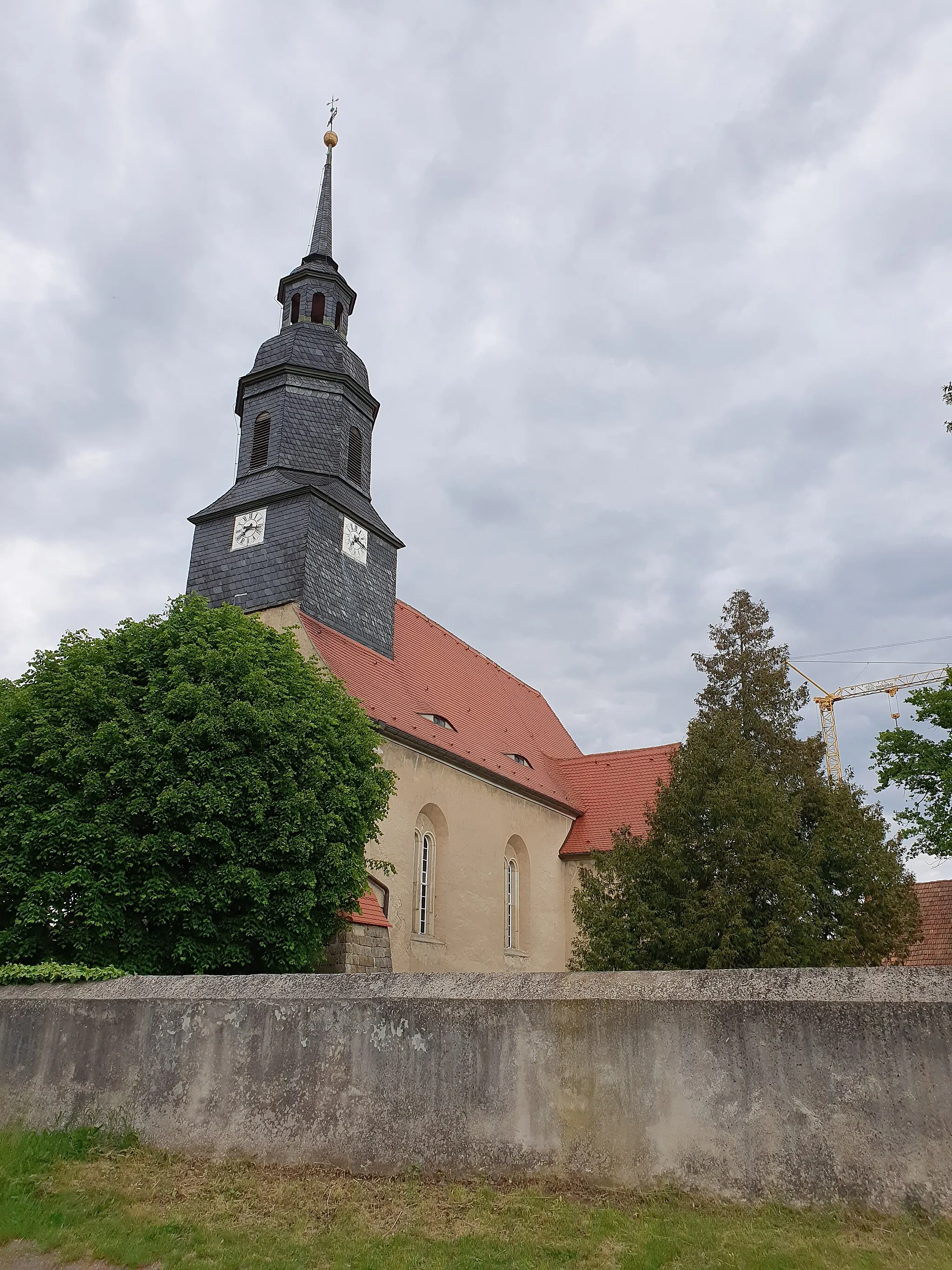 Photo showing: Kirche (mit Ausstattung), Kirchhof mit Einfriedung und Denkmal für die Gefallenen des 1. Weltkrieges Dorfstraße 23