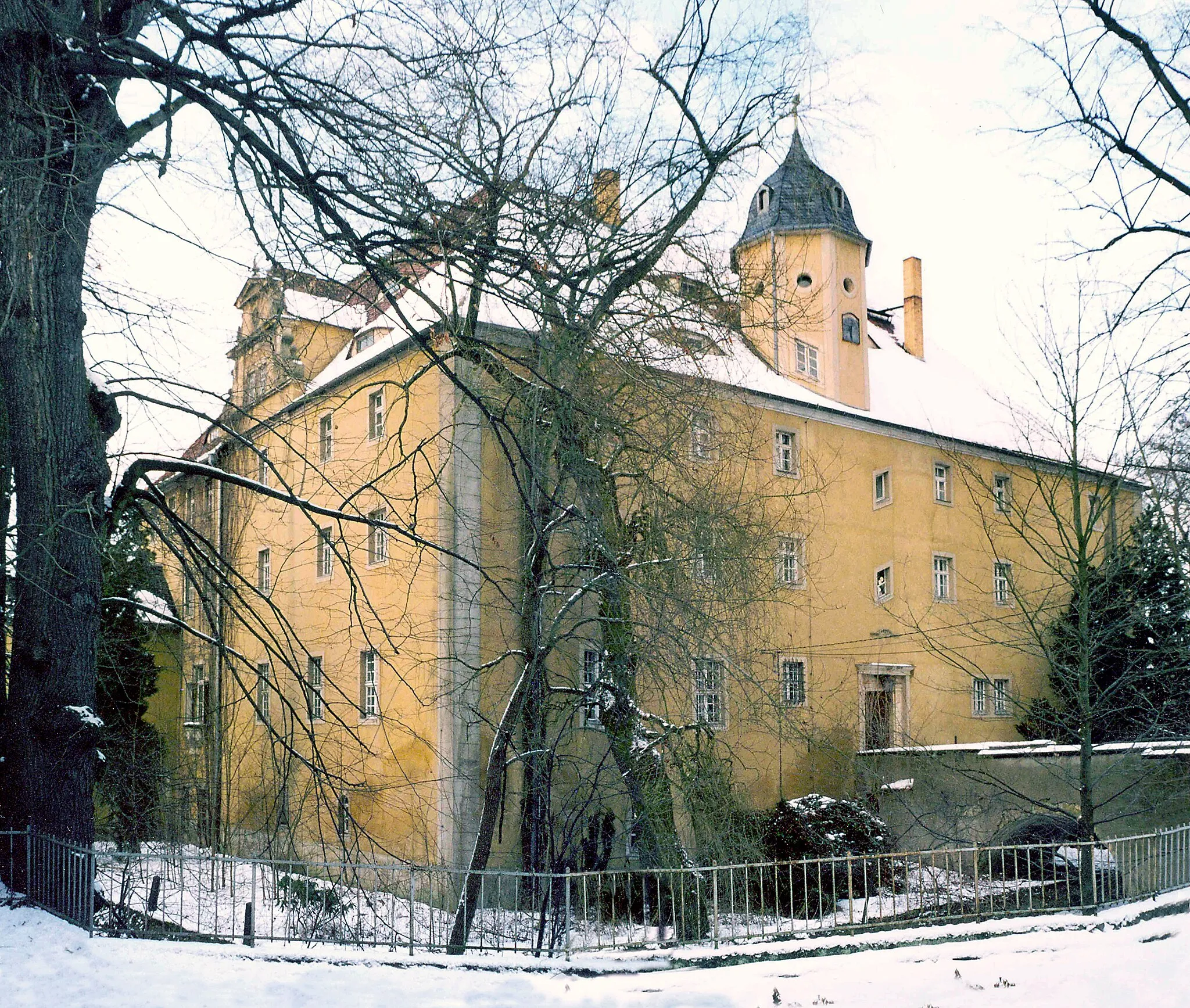 Photo showing: 18.01.2002  01561 Zschorna (Tauscha -> ab 2016 Thiendorf) Radeburger Straße 6 (GMP: 51.254019,12.740532): Wasserschloß. Das Rittergut Zschorna war 1676 in den Besitz der Familie von Beichlingen gelangt. Vorher gehörte es den Herren von Lüttichau. Das Wasserschloß ist 1537 für Christoph und Heinrich von Beschwitz erbaut worden. Der achteckige Turm mit Haube und Wetterfahne wurde wahrscheinlich erst im 17. Jahrhundert aufgesetzt. Zschorna kam 1852 an den Hauptmann Friedrich von Boxberg. Er ließ das Schloß 1853 nach Plänen des Oberlandbaumeisters Karl Moritz Hänel aus Dresden umgestalten. In der DDR-Zeit war hier die Landespionierleiterschule und dann Sonderschule des Zentralrats der FDJ. 1952 wurde das Ferienlager des VEB Stahl- und Walzwerk Riesa nach Zschorna verlegt. Daraus entstand 1956 das Pionierlager "Georgi Dimitroff". Seit 1990 steht das Schloß leer.                                                                                                                                                                   [F20020117A]20020118300MAR.JPG(c)Blobelt