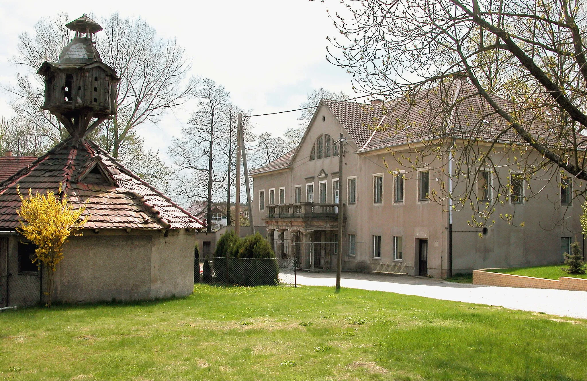 Photo showing: 01.05.2006   01561 Oelsnitz-Niegeroda (Lampertswalde): Herrenhaus Oelsnitz (GMP: 51.353700,13.625021). Der Barockbau aus der 2. Hälfte des 18. Jahrhunderts entstand wohl für Margarete von Walter. Im späten 19. Jahrhundert hat vermutlich der Rittergutsbesitzer Richard Leuthold aus Dresden, der das Gut 1892 erworben hatte, das Haus klassizistisch umgestaltet und den Balkon mit vier dorischen Säulen vorgebaut. Das Herrenhaus wurde nach 1945 als Kindergarten, Küche und Verkaufsstelle genutzt. Die Gemeinde nutzt einen Raum im Erdgeschoß. Das Taubenhaus (GMP: 51.353906,13.625367) im Hof stammt wohl aus den 18. Jahrhundert.
[DSCN9742.TIF]20060501240DR.JPG(c)Blobelt