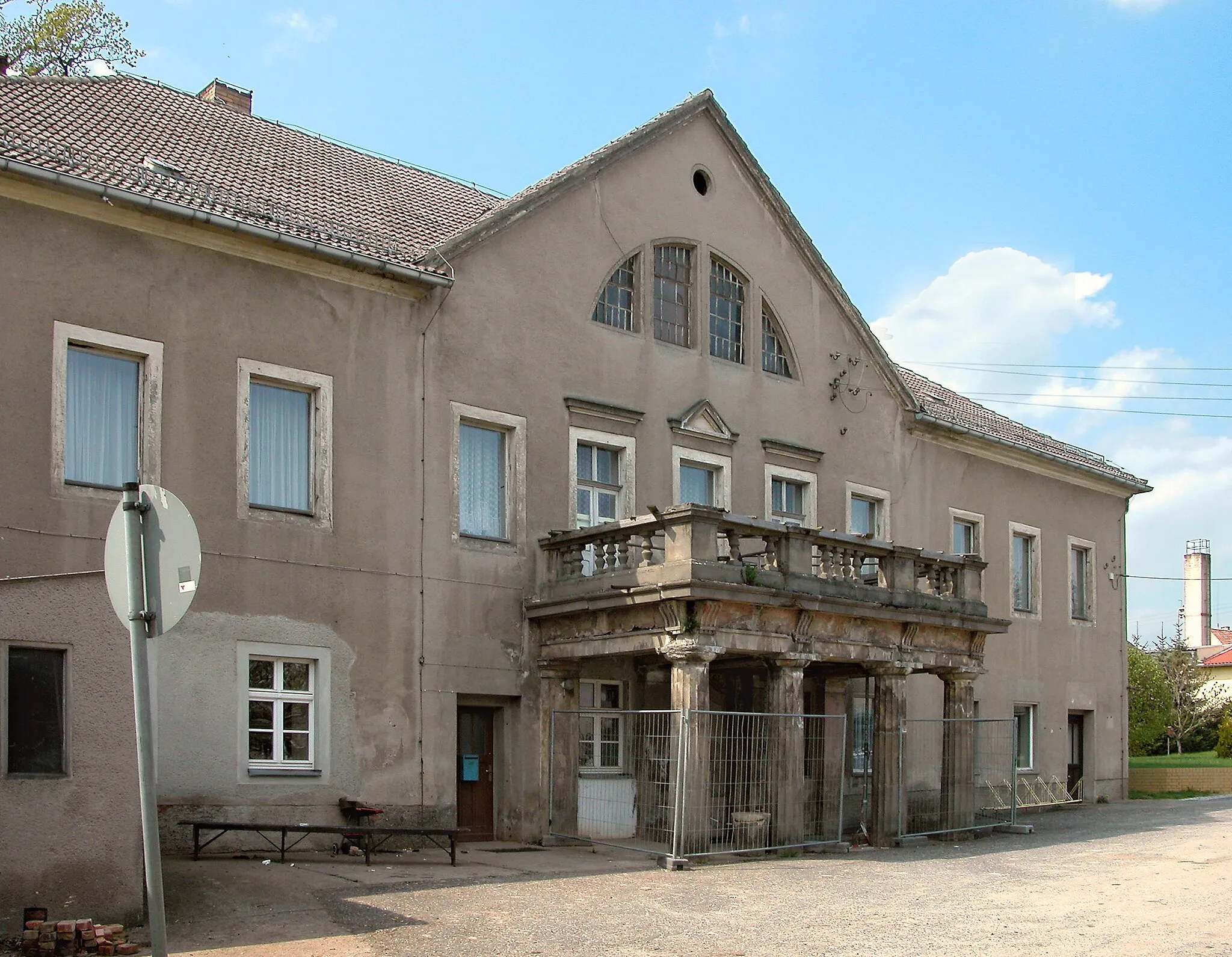 Photo showing: 01.05.2006   01561 Oelsnitz-Niegeroda (Lampertswalde): Herrenhaus Oelsnitz (GMP: 51.353700,13.625021). Der Barockbau aus der 2. Hälfte des 18. Jahrhunderts entstand wohl für 
Margarete von Walter. Im späten 19. Jahrhundert hat vermutlich der Rittergutsbesitzer Richard Leuthold aus Dresden, der das Gut 1892 erworben hatte, das Haus klassizistisch umgestaltet und den Balkon mit vier dorischen Säulen vorgebaut. Das Herrenhaus wurde nach 1945 als Kindergarten, Küche und Verkaufsstelle genutzt. Die Gemeinde nutzt einen Raum im Erdgeschoß.                                                                                                                                                                                  [DSCN9739.TIF]20060501245DR.JPG(c)Blobelt