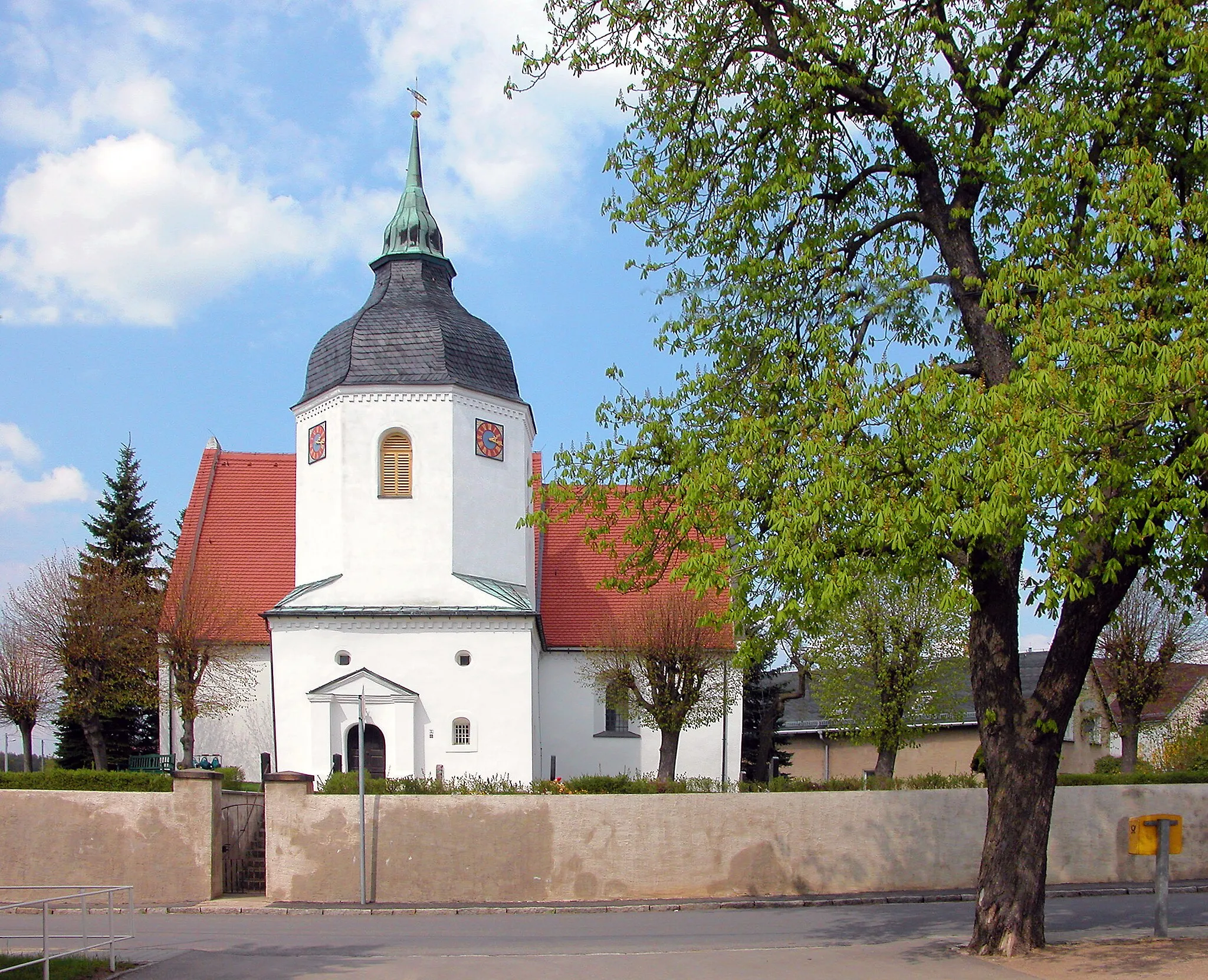 Photo showing: 01.05.2006   01561  Blochwitz (Lampertswalde), Hauptstraße (GMP: 51.353644,13.690605): Dorfkirche Blochwitz, Renaissancebau von 1668, durch Um- und Ausbau einer 1220 
erwähnten Vorgängerkirche errichtet.                                                                                                                                                     [DSCN9745.TIF]2000501275DR.JPG(c)Blobelt