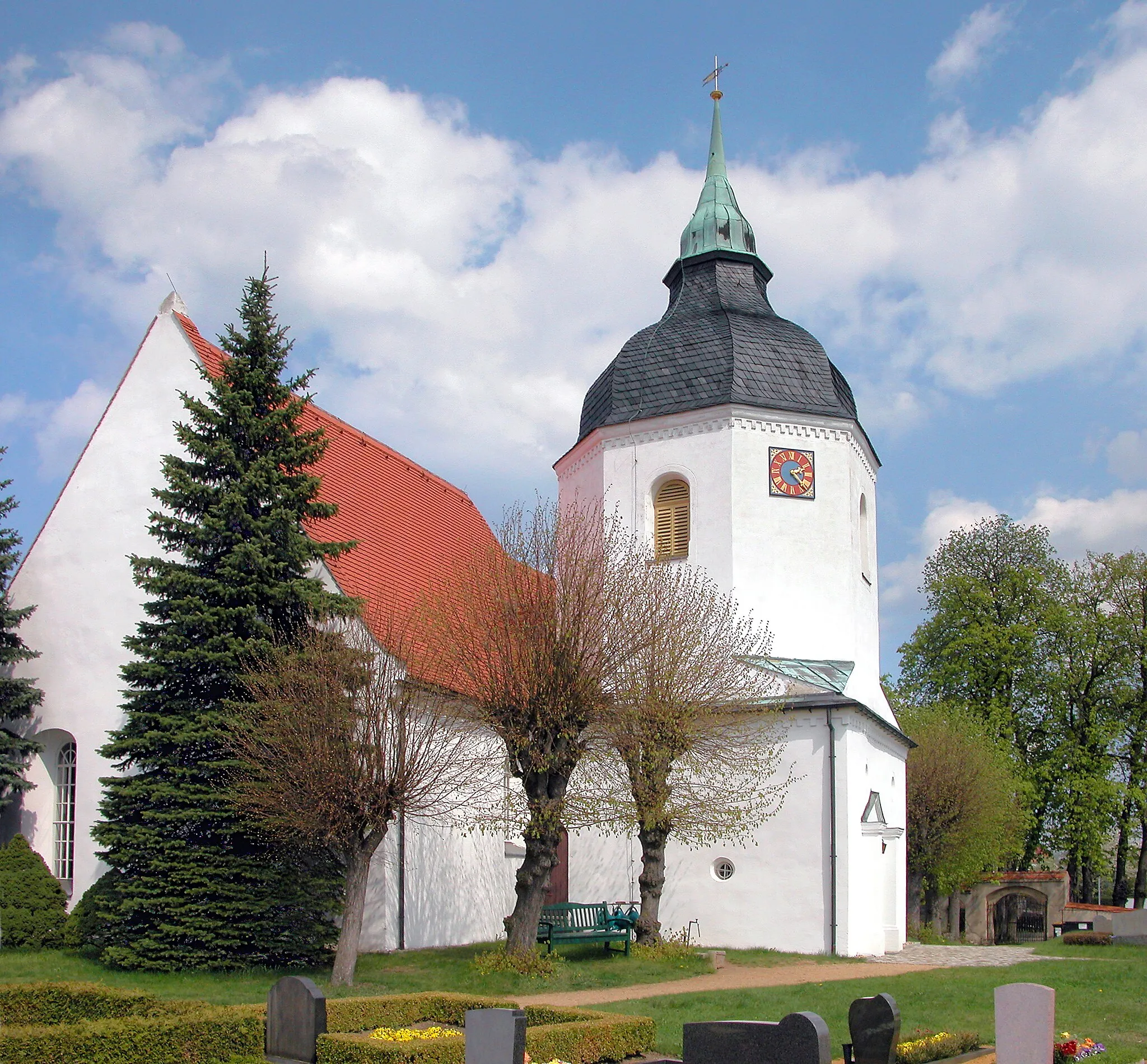 Photo showing: 01.05.2006   01561  Blochwitz (Lampertswalde), Hauptstraße (GMP: 51.353644,13.690605): Dorfkirche Blochwitz, Renaissancebau von 1668, durch Um- und 
Ausbau einer 1220 erwähnten Vorgängerkirche errichtet.                                                                          [DSCN9748-9749.TIF]2000501280MDR.JPG(c)Blobelt