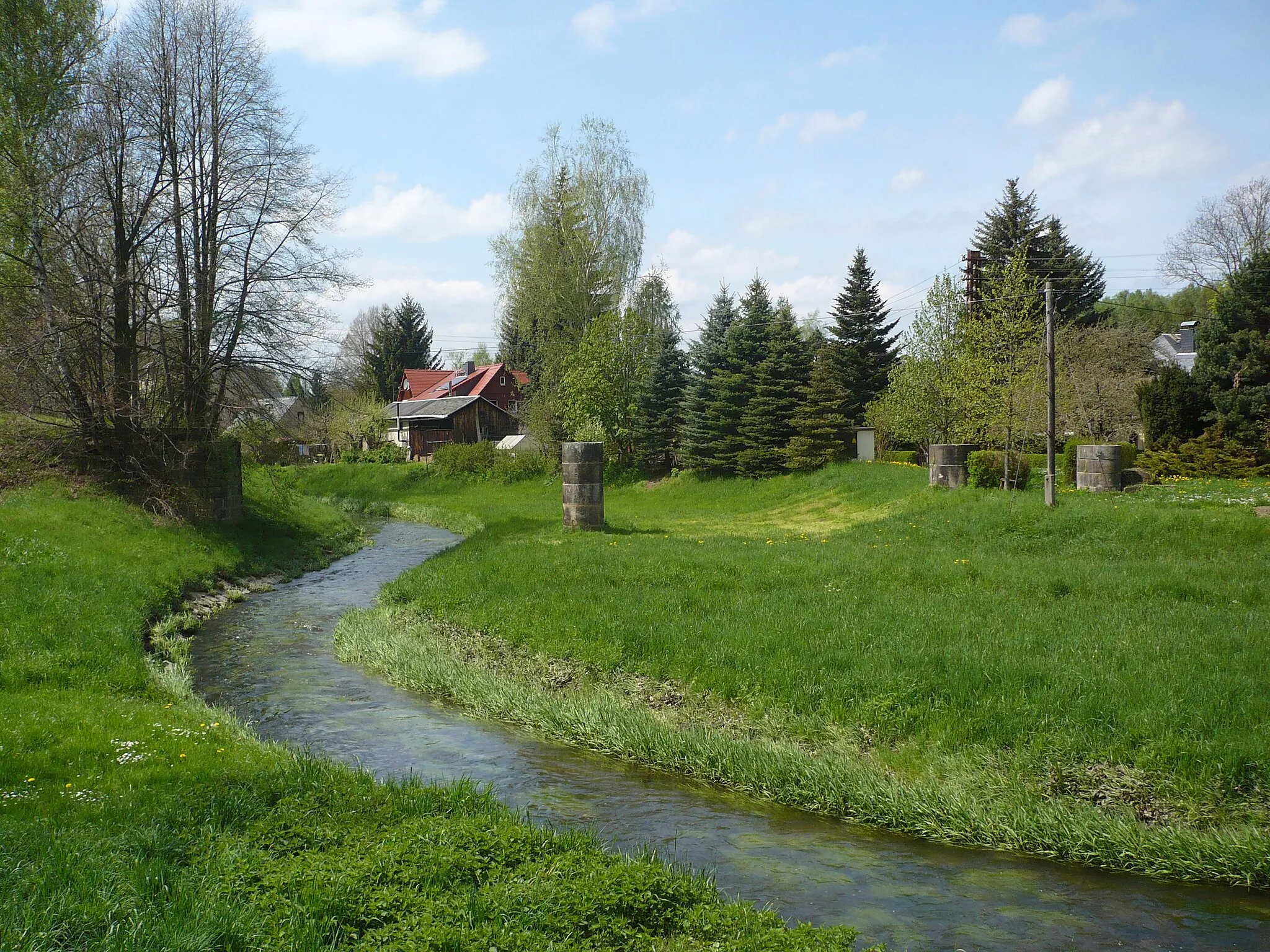 Photo showing: Pillars of the abolished railway bridge over Spree in Taubenheim.