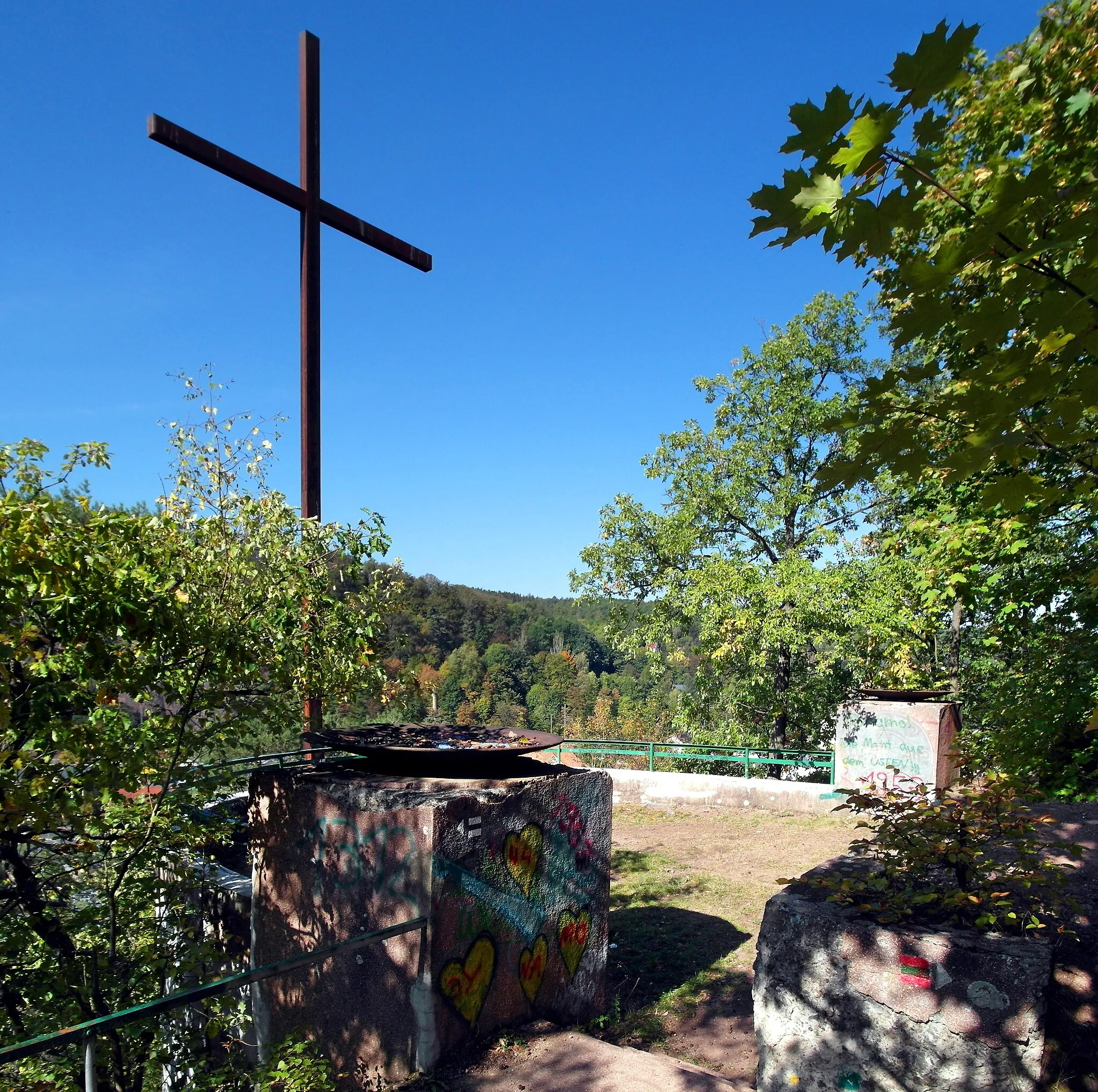 Photo showing: 05.10.2018   01734  Rabenau: Quellenberg-Denkmal, Großkreuz (GMP: 50.981842,13.634261) am Quellenberg, flankiert von zwei eisernen Feuerschalen. Erbaut 1934 zum Gedenken an die Toten des I. Weltkrieges. Obwohl auf Rabenauer Flur, liegt es direkt oberhalb der Kirchstraße von Freital-Hainsberg.                                                                                                                                                                           [SAM8091-8092.JPG]20181005205MDR.JPG(c)Blobelt