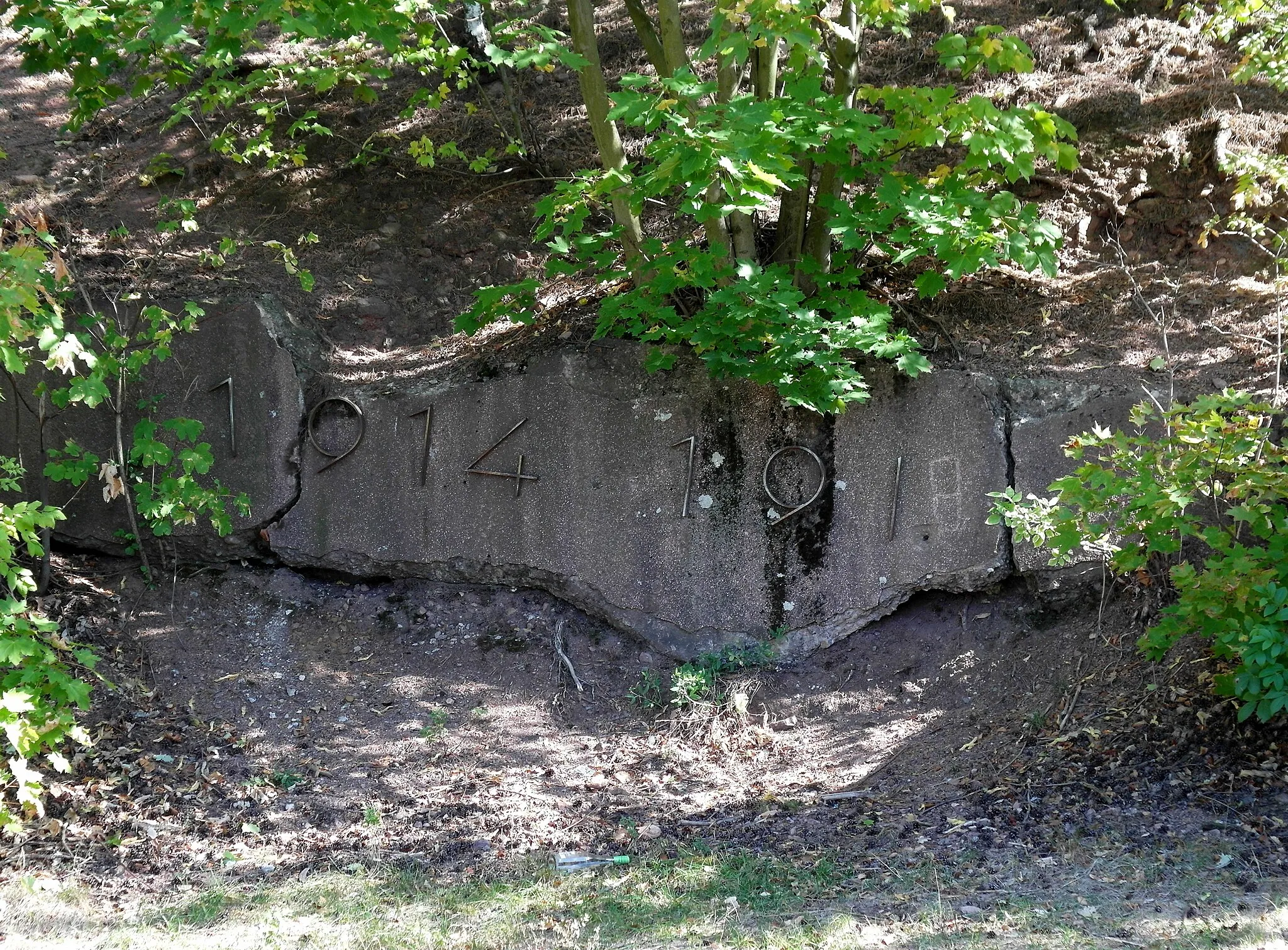 Photo showing: 05.10.2018   01734  Rabenau: Quellenberg-Denkmal, Großkreuz (GMP: 50.981842,13.634261) am Quellenberg, flankiert von zwei eisernen Feuerschalen. Erbaut 1934 zum Gedenken an die Toten des I. Weltkrieges. Obwohl auf Rabenauer Flur, liegt es direkt oberhalb der Kirchstraße von Freital-Hainsberg.                                                                                                                                                                           [SAM8104.JPG]20181005220DR.JPG(c)Blobelt