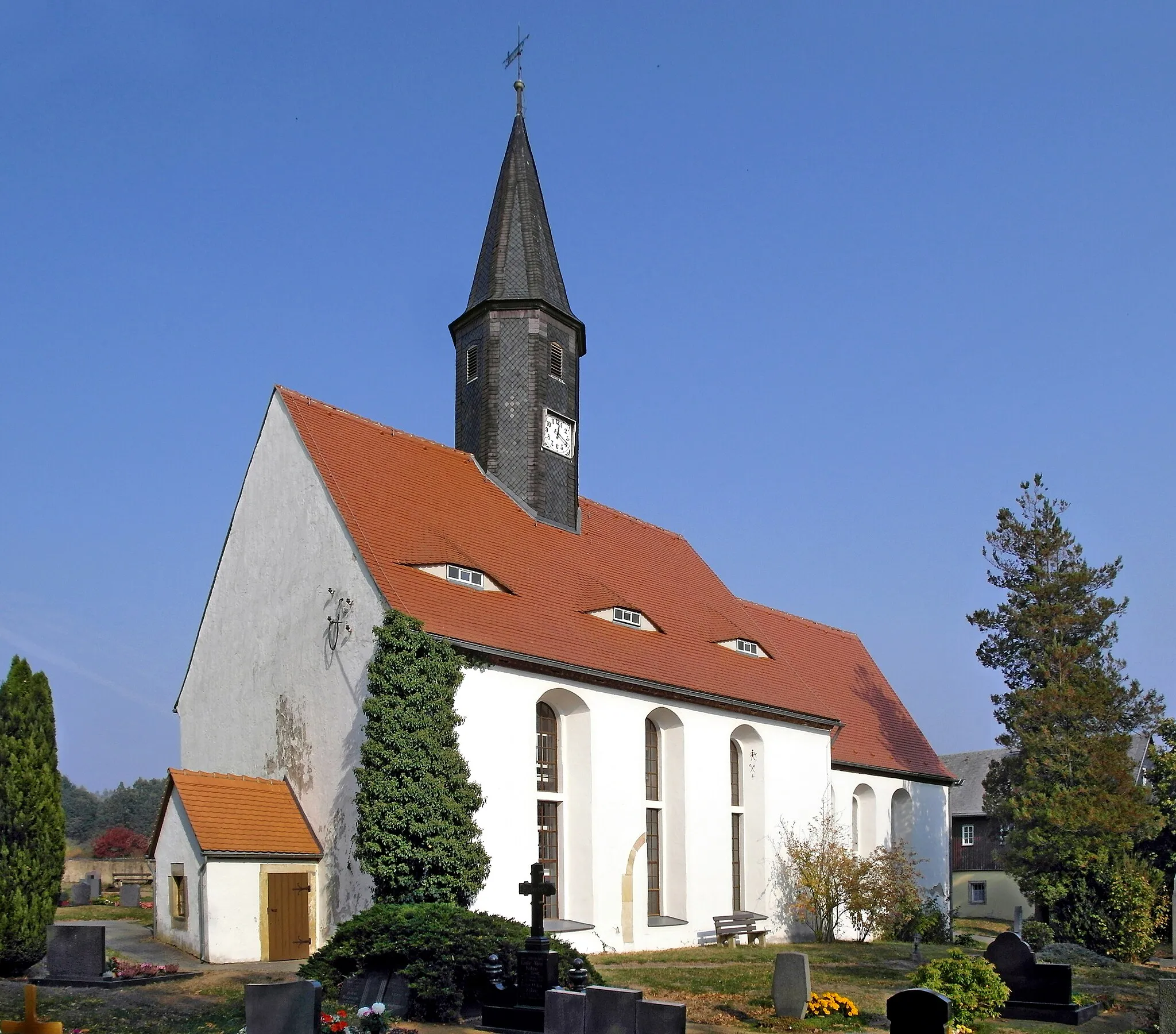 Photo showing: 18.10.2018   01833  Wilschdorf (Dürrröhrsdorf-Dittersbach), Am Schulweg (GMP: 51.055792,14.001077): Die Wilschdorfer Kirche stammt vermutlich aus dem 13. Jahrhundert. 
Ursprünglich als Kapelle entstanden, wurde sie im Laufe der Jahrhunderte zu einer Kirche ausgebaut. Die Saalkirche erhielt 1661 einen Dachreiter und 1678 den gerade geschlossenen Chor. Sicht von Südwesten.                                                                                                                                     [SAM8222.JPG]20181018110DR.JPG(c)Blobelt