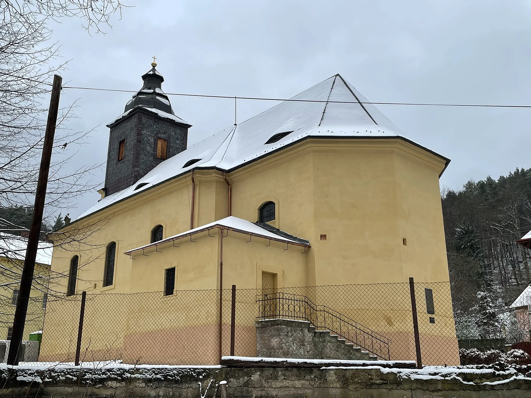 Photo showing: Kostel sv. Františka Xaverského, Bělá u Děčína, bok a závěr kostela v roce 2021